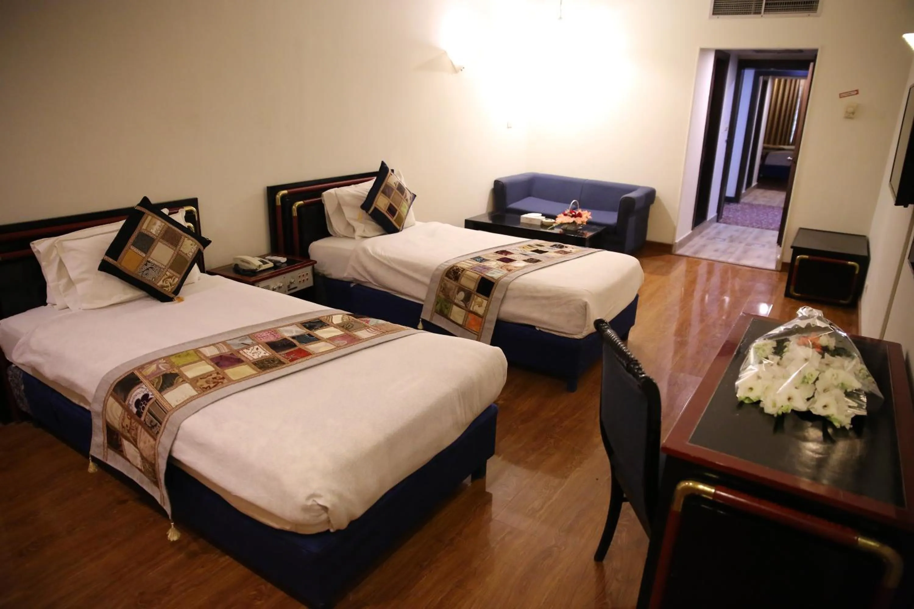 Photo of the whole room, Bed in Hotel de Papae