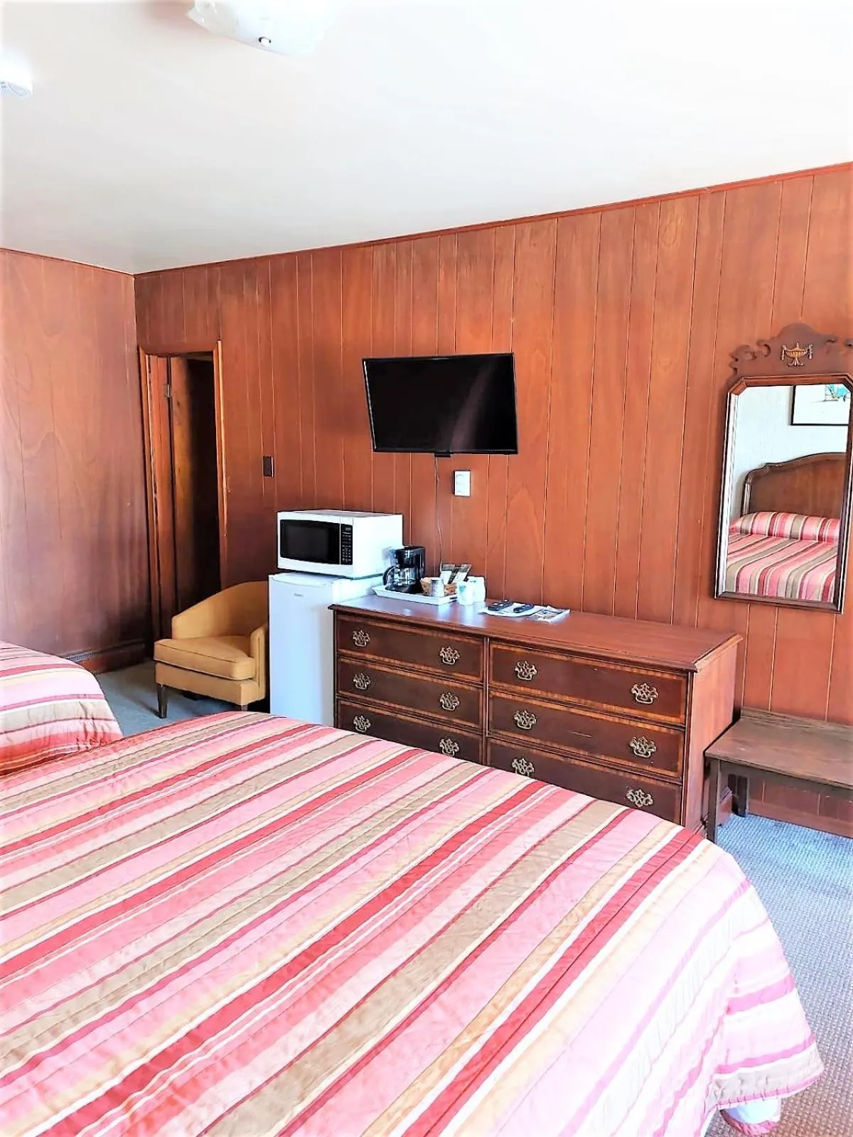 Bedroom, Bed in Red Top Motor Inn