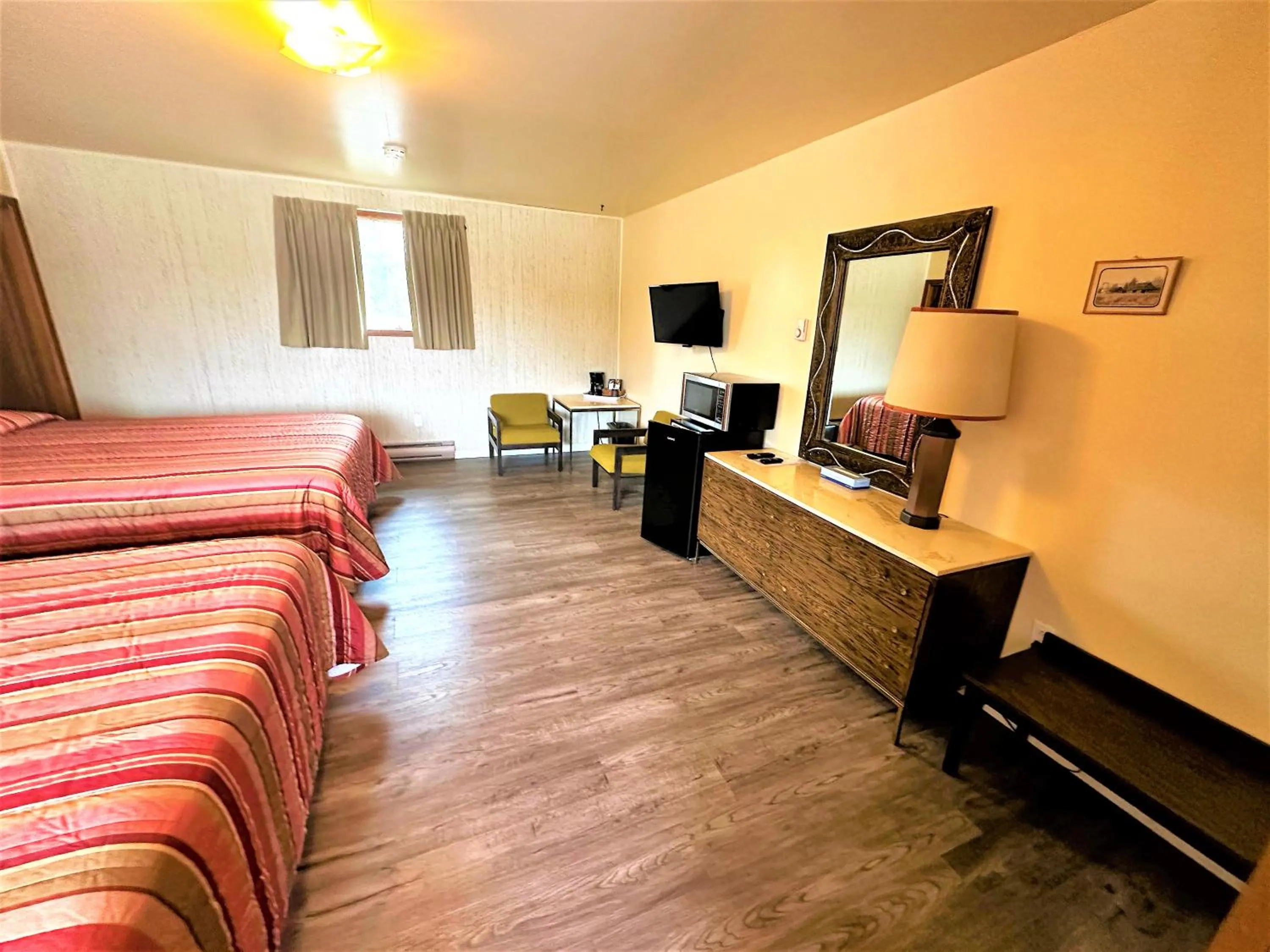 Bedroom, Bed in Red Top Motor Inn