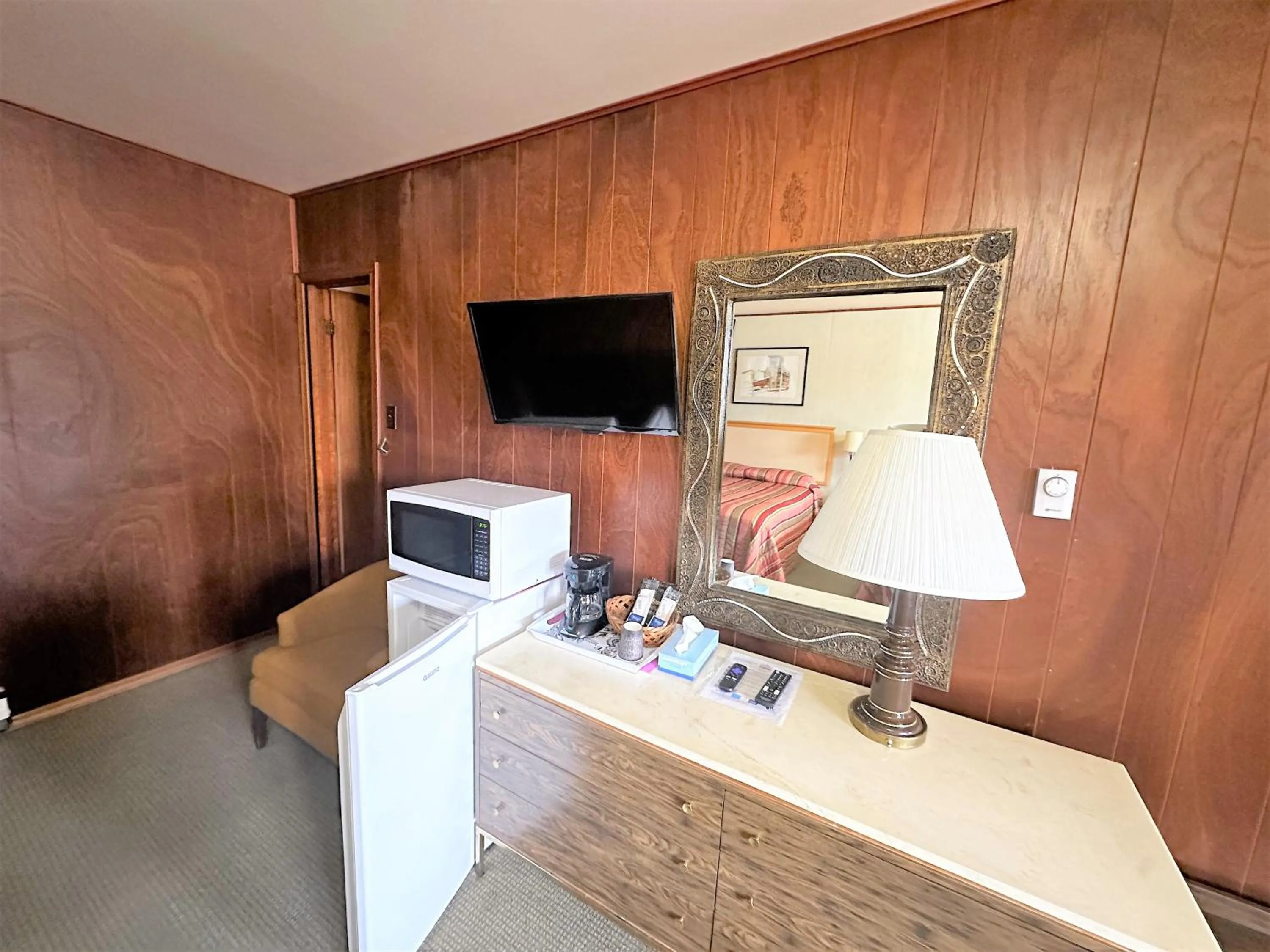 Bedroom in Red Top Motor Inn