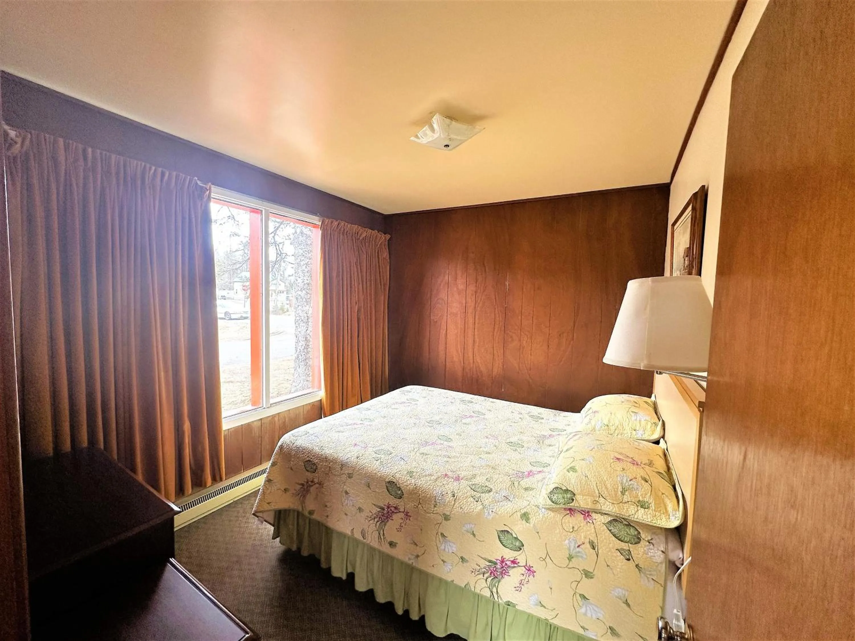 Bed in Red Top Motor Inn