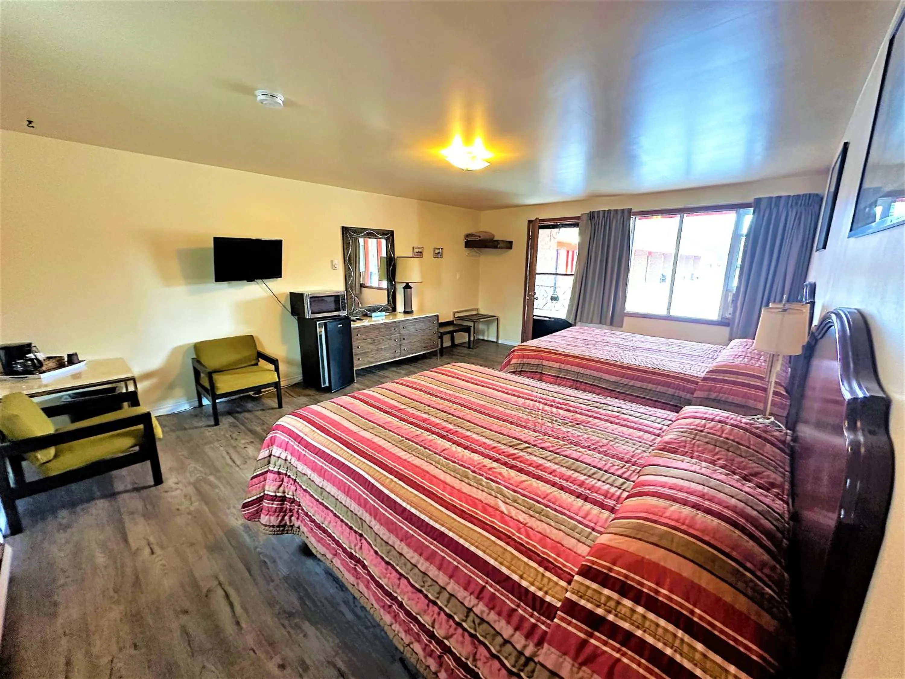 Bed in Red Top Motor Inn