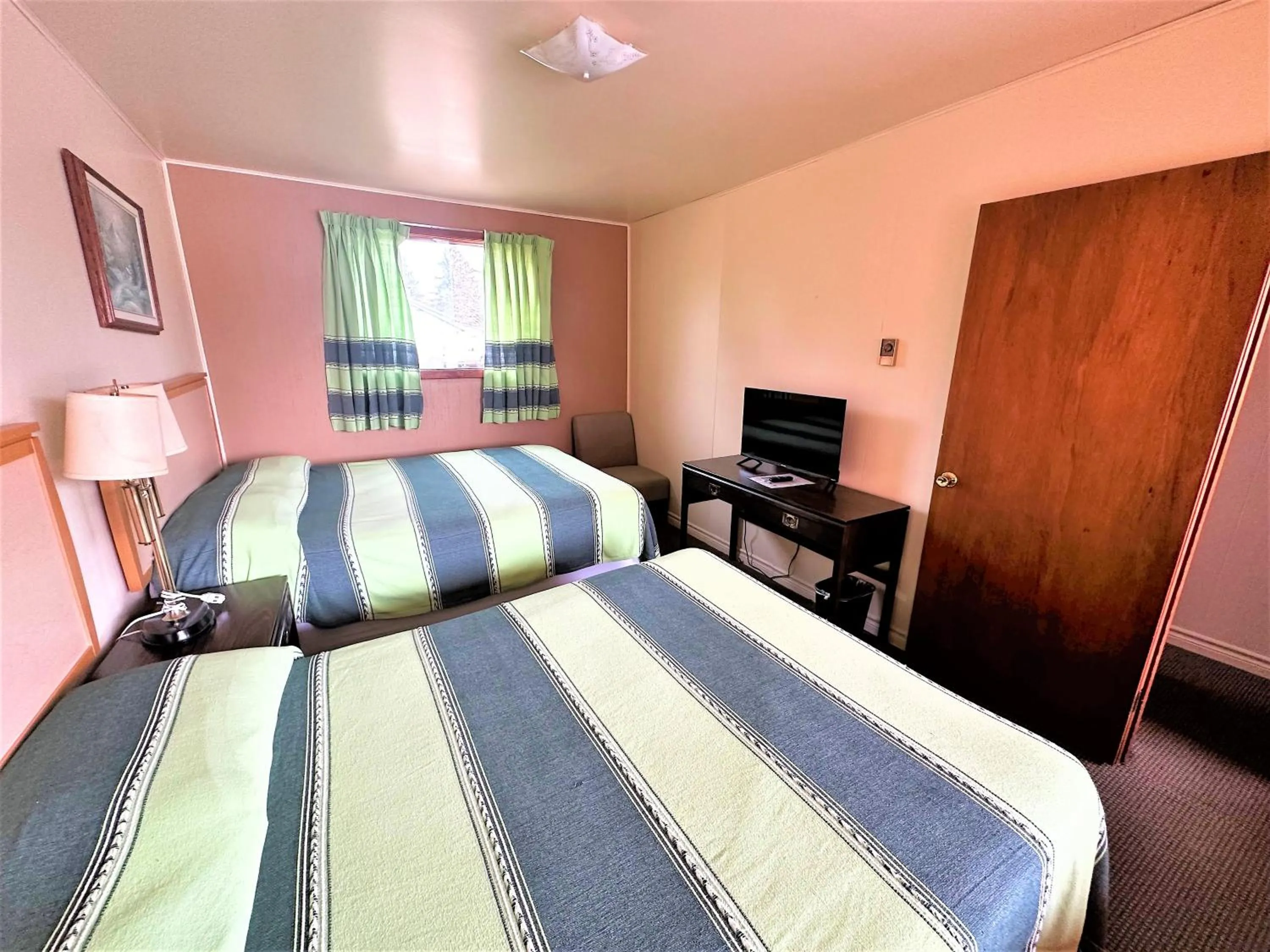 Bed in Red Top Motor Inn