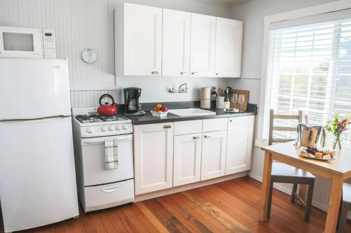 Kitchen or kitchenette in Inn at Schoolhouse Creek