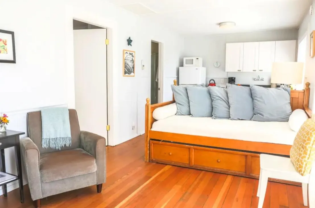 Living room, Bed in Inn at Schoolhouse Creek