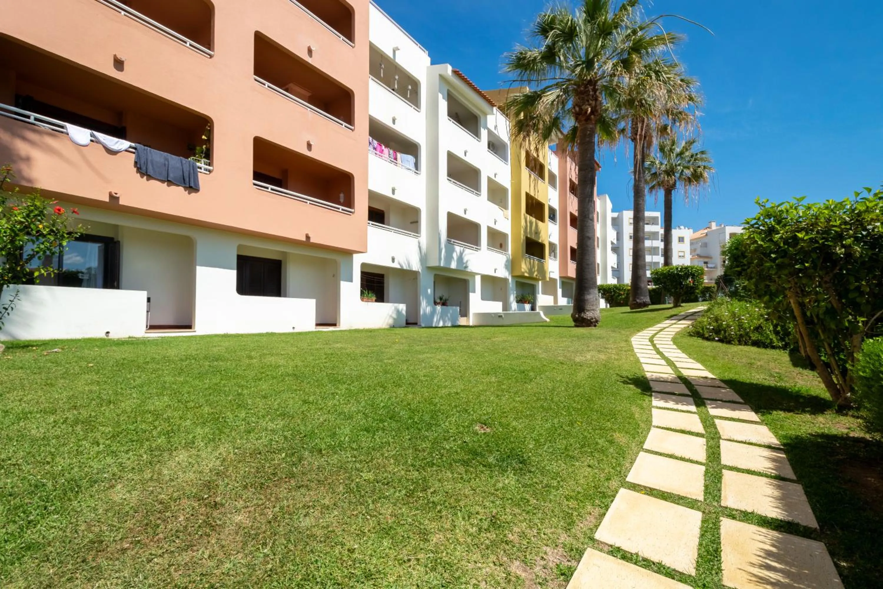 Property building in Bellavista Avenida By BeGuest