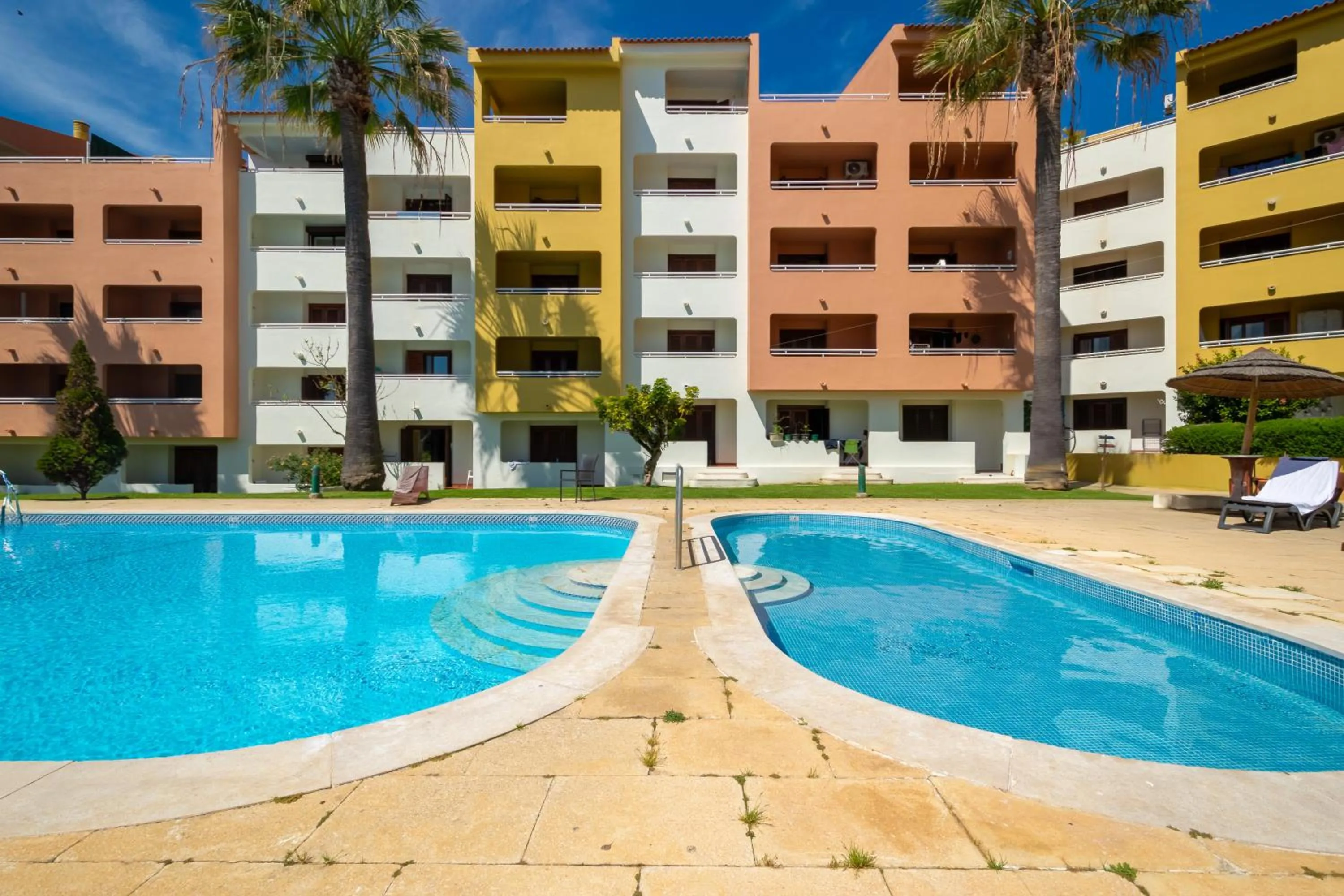 Property building in Bellavista Avenida By BeGuest