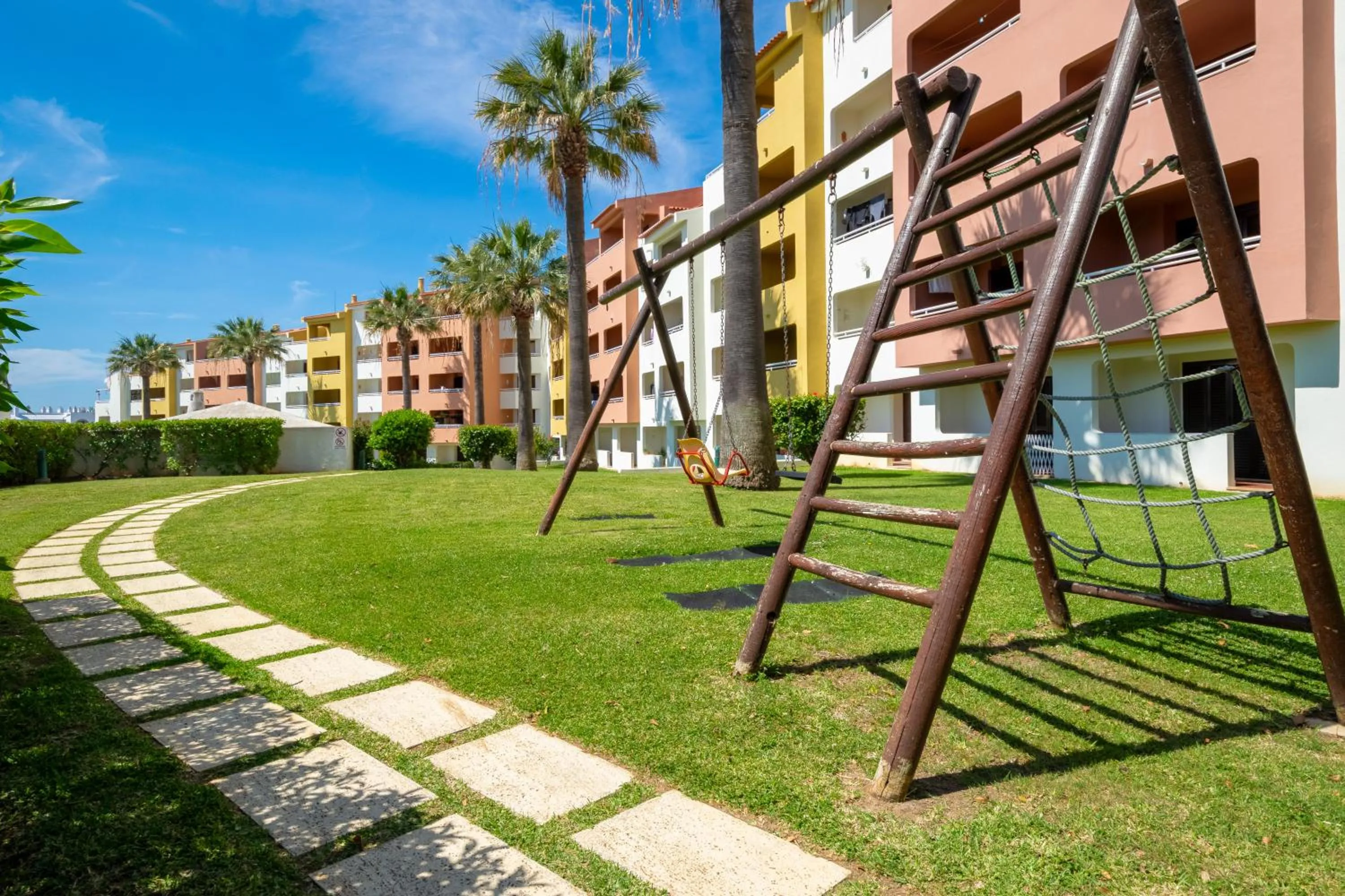 Property building in Bellavista Avenida By BeGuest