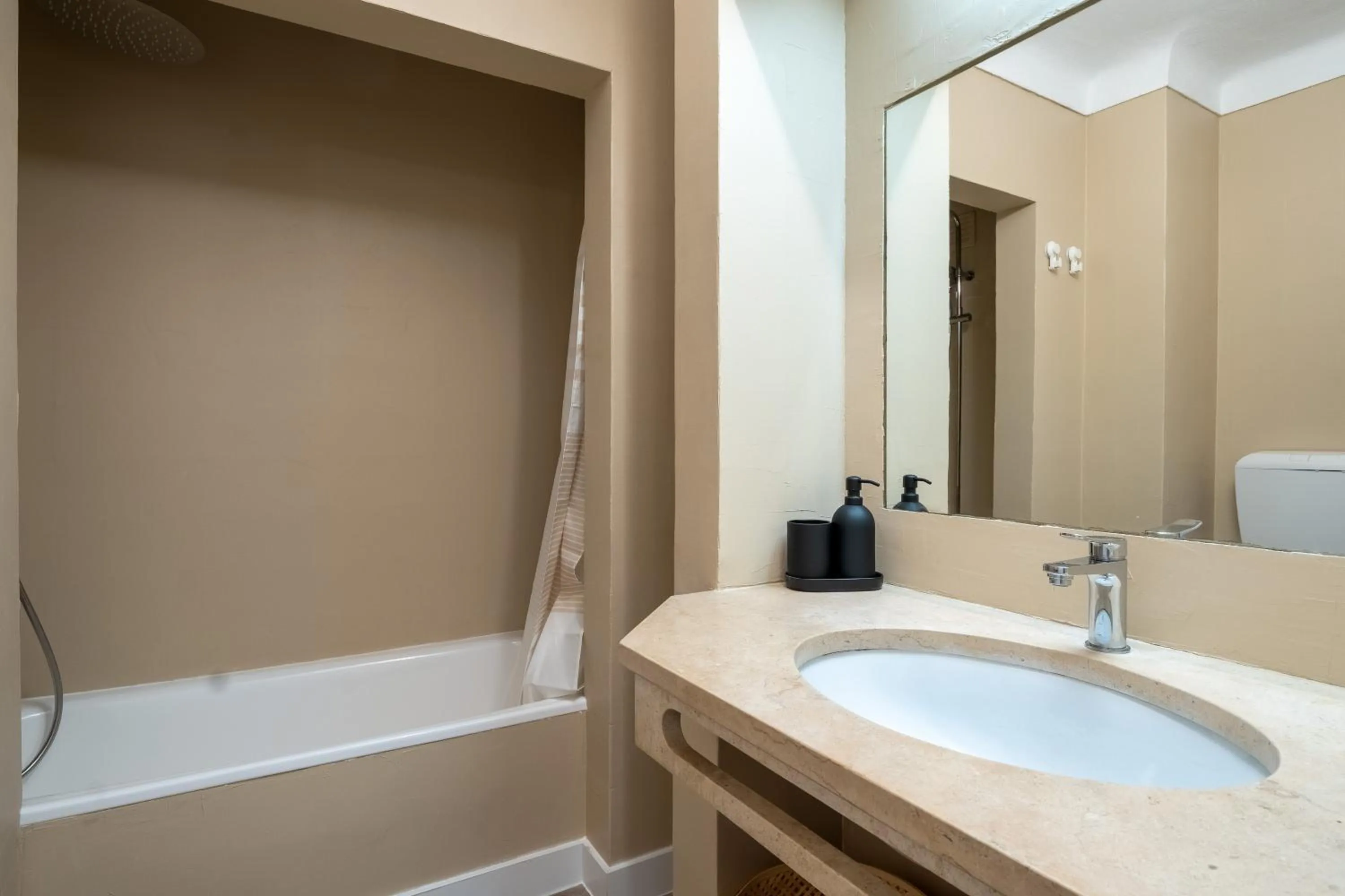 Bath in Bellavista Avenida By BeGuest