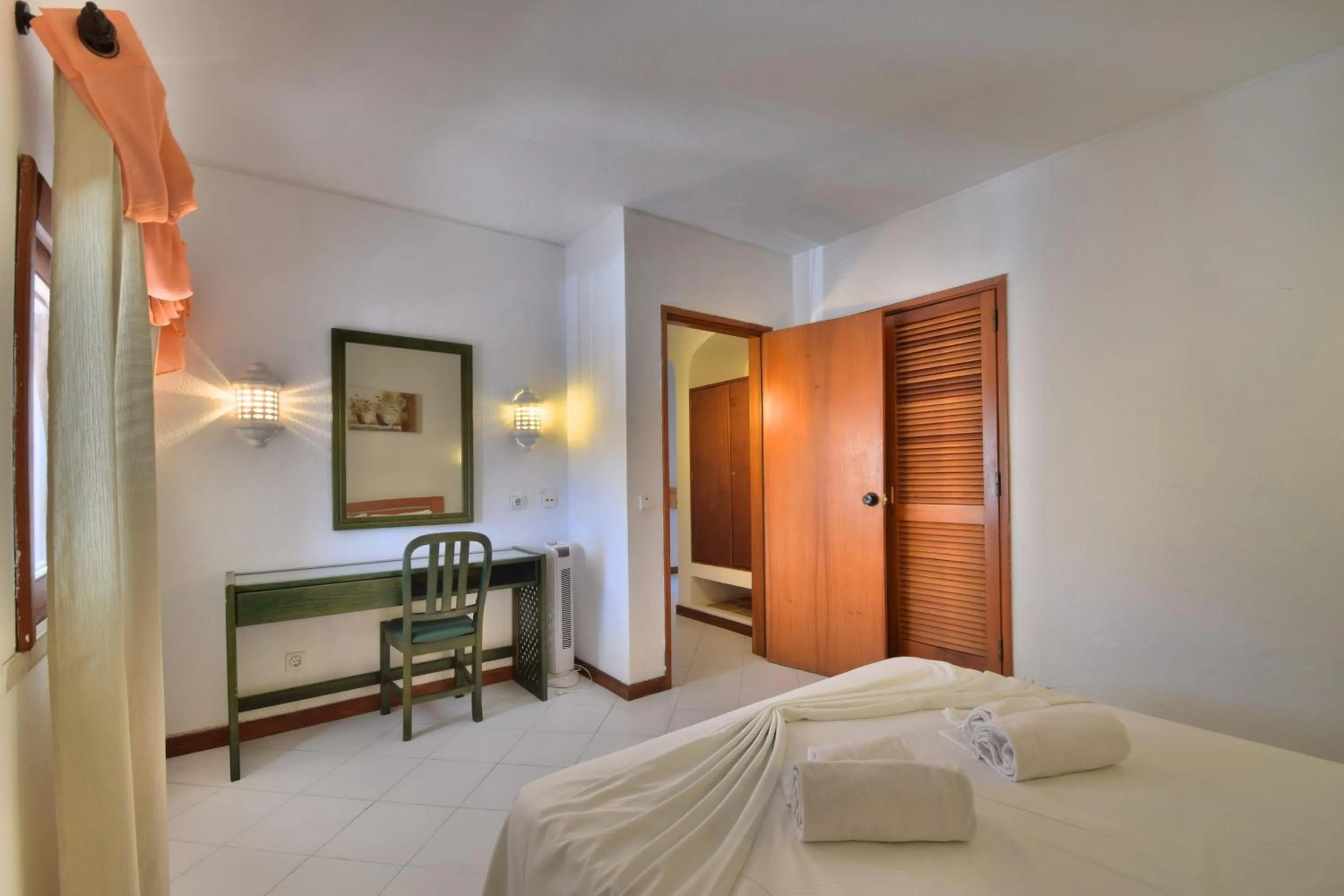 Photo of the whole room, Bed in Bellavista Avenida By BeGuest