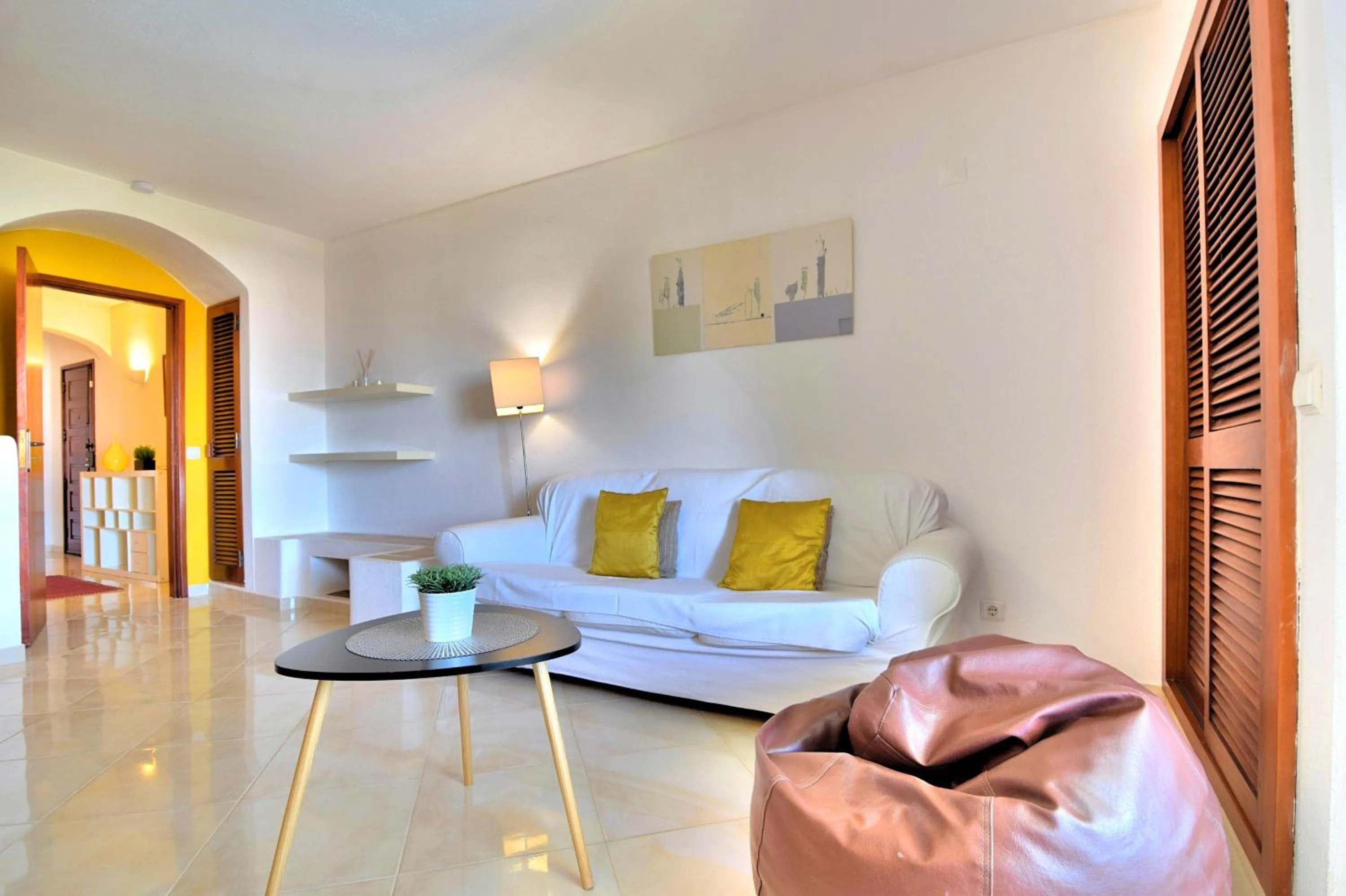 Living room in Bellavista Avenida By BeGuest