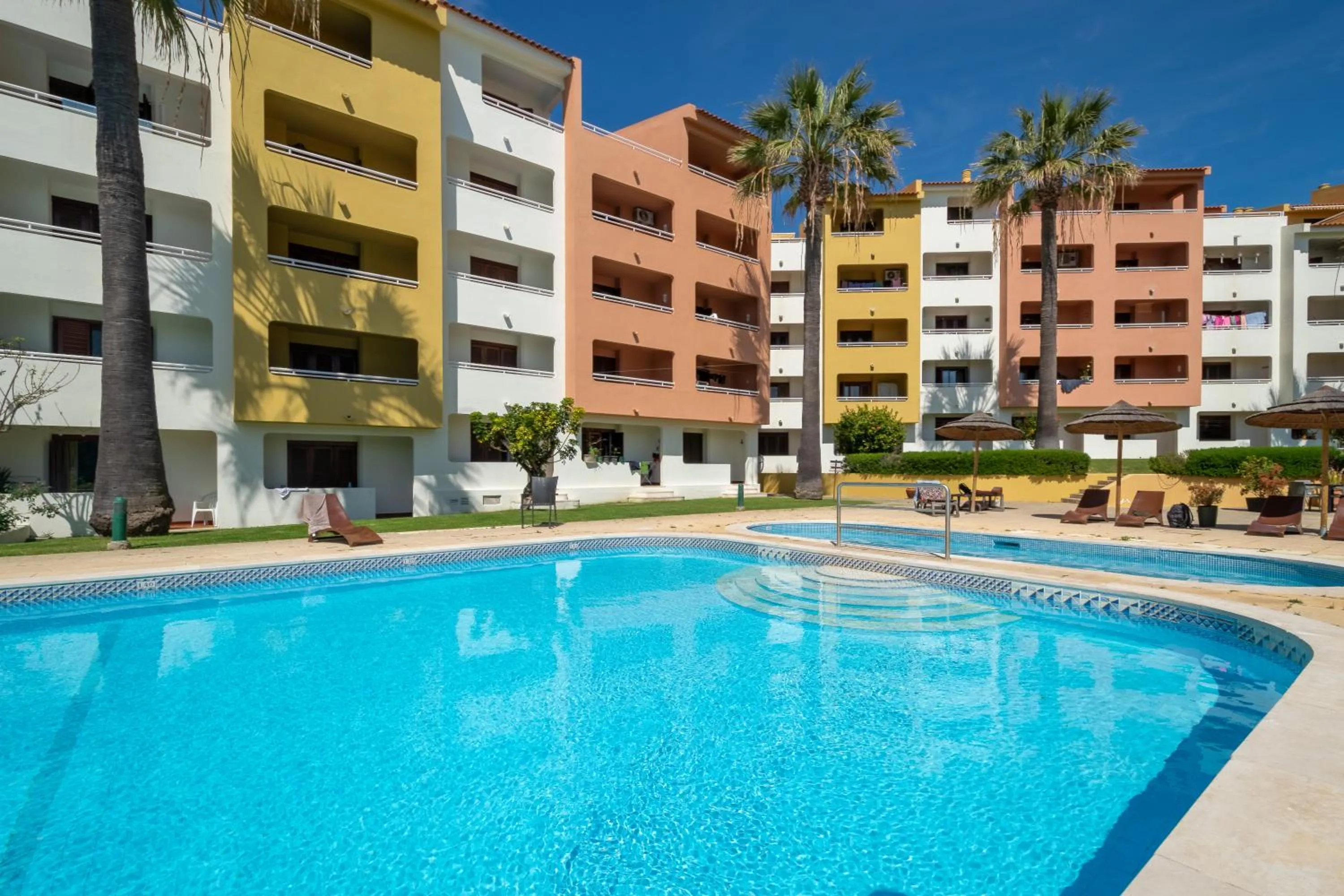 Property building in Bellavista Avenida By BeGuest