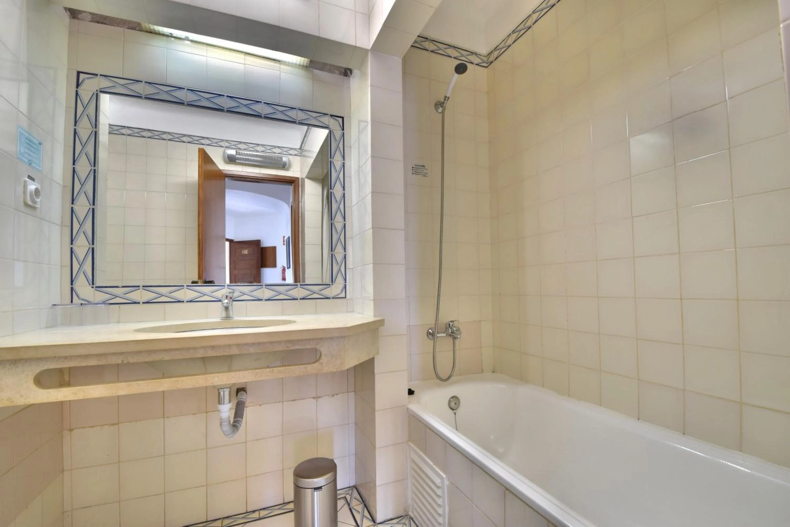 Shower in Bellavista Avenida By BeGuest