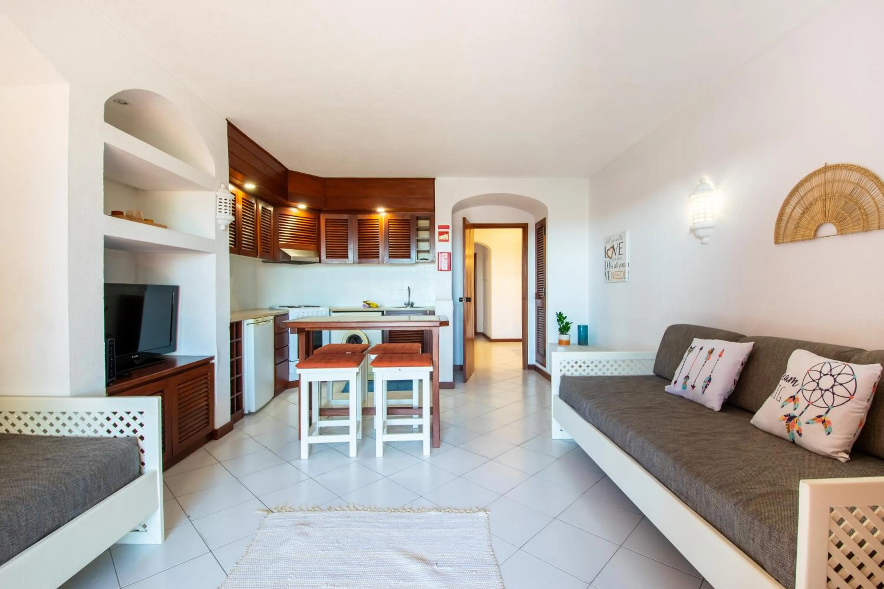 Communal lounge/ TV room in Bellavista Avenida By BeGuest