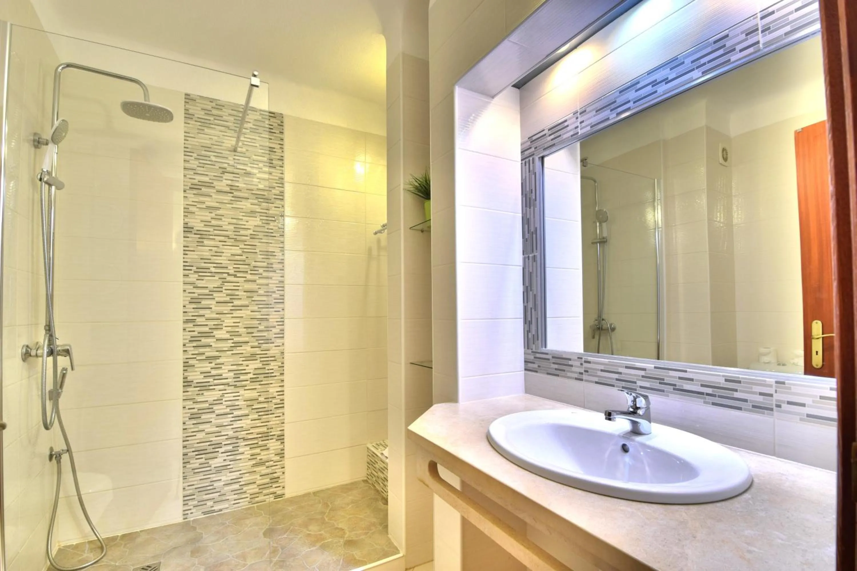 Shower in Bellavista Avenida By BeGuest