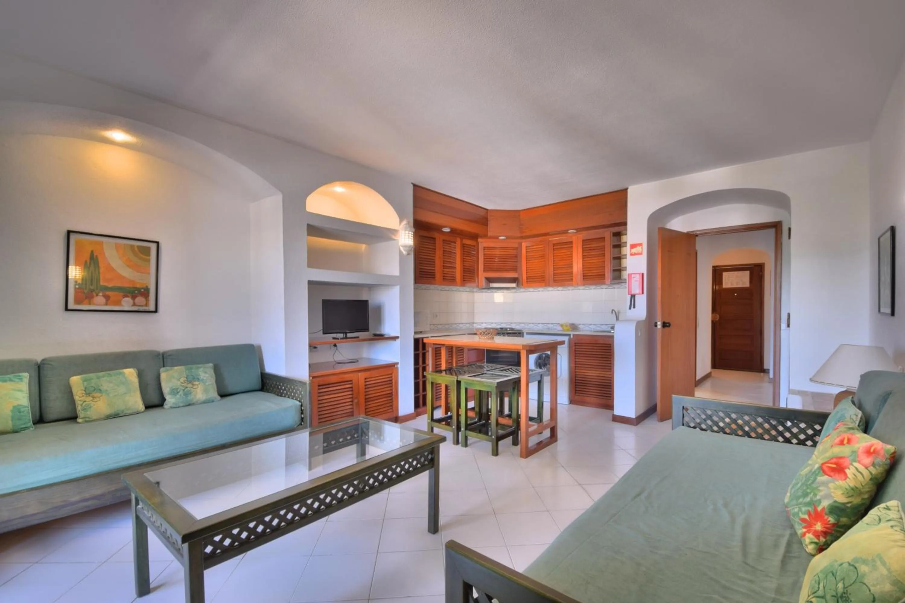 Communal lounge/ TV room in Bellavista Avenida By BeGuest