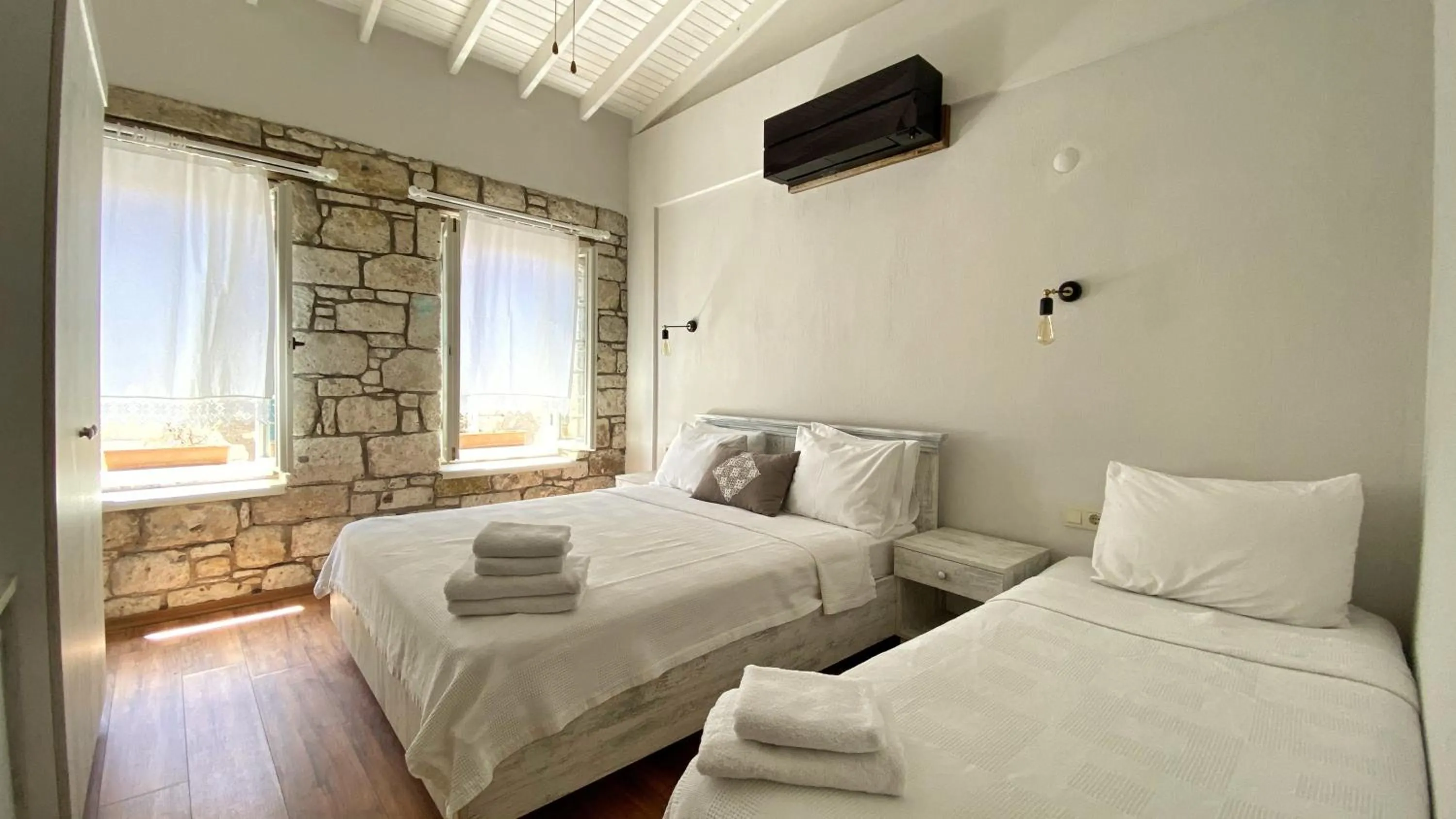 Photo of the whole room, Bed in Oberj d'Azur Alaçatı