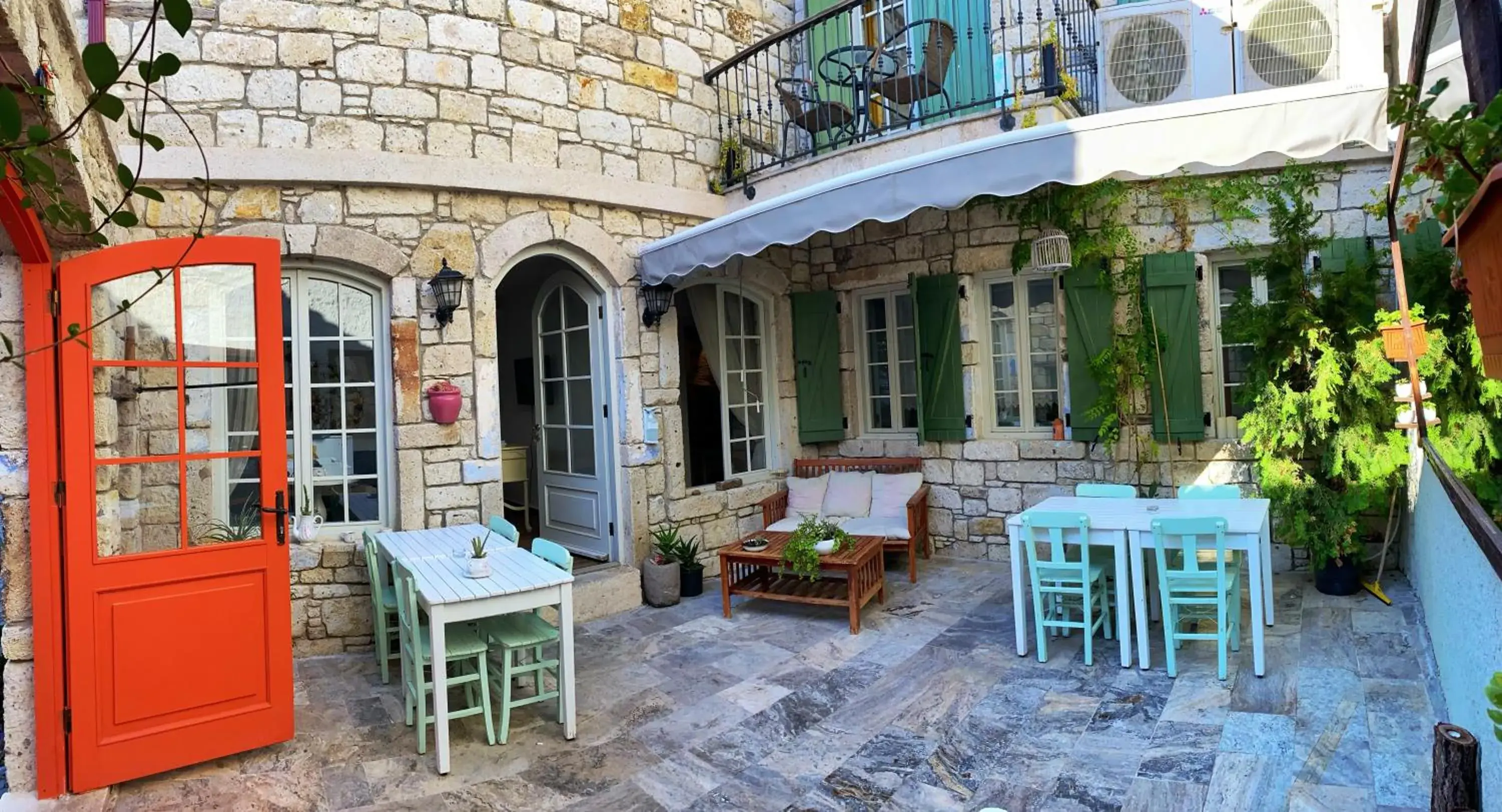 Facade/entrance in Oberj d'Azur Alaçatı Facade/entrance in Oberj d'Azur Alaçatı