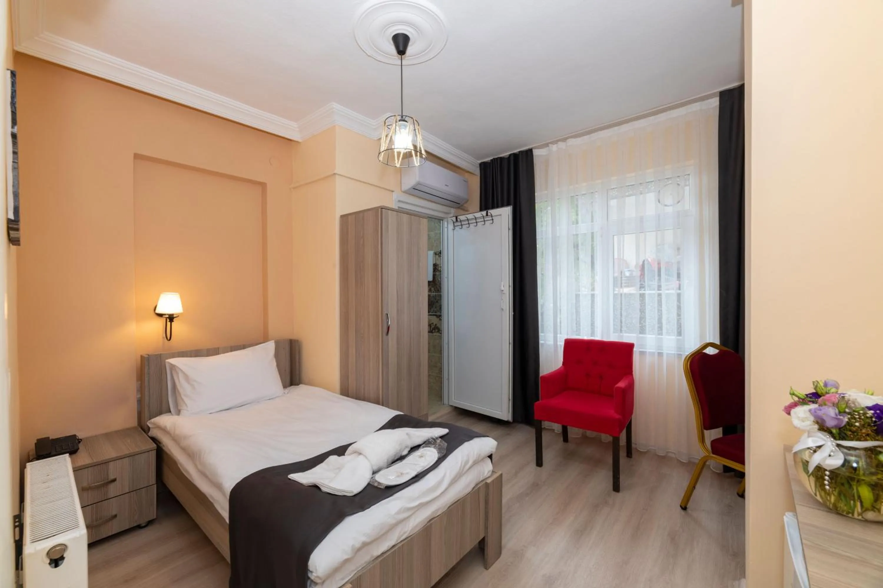 Bed in Golden Flower Pansiyon