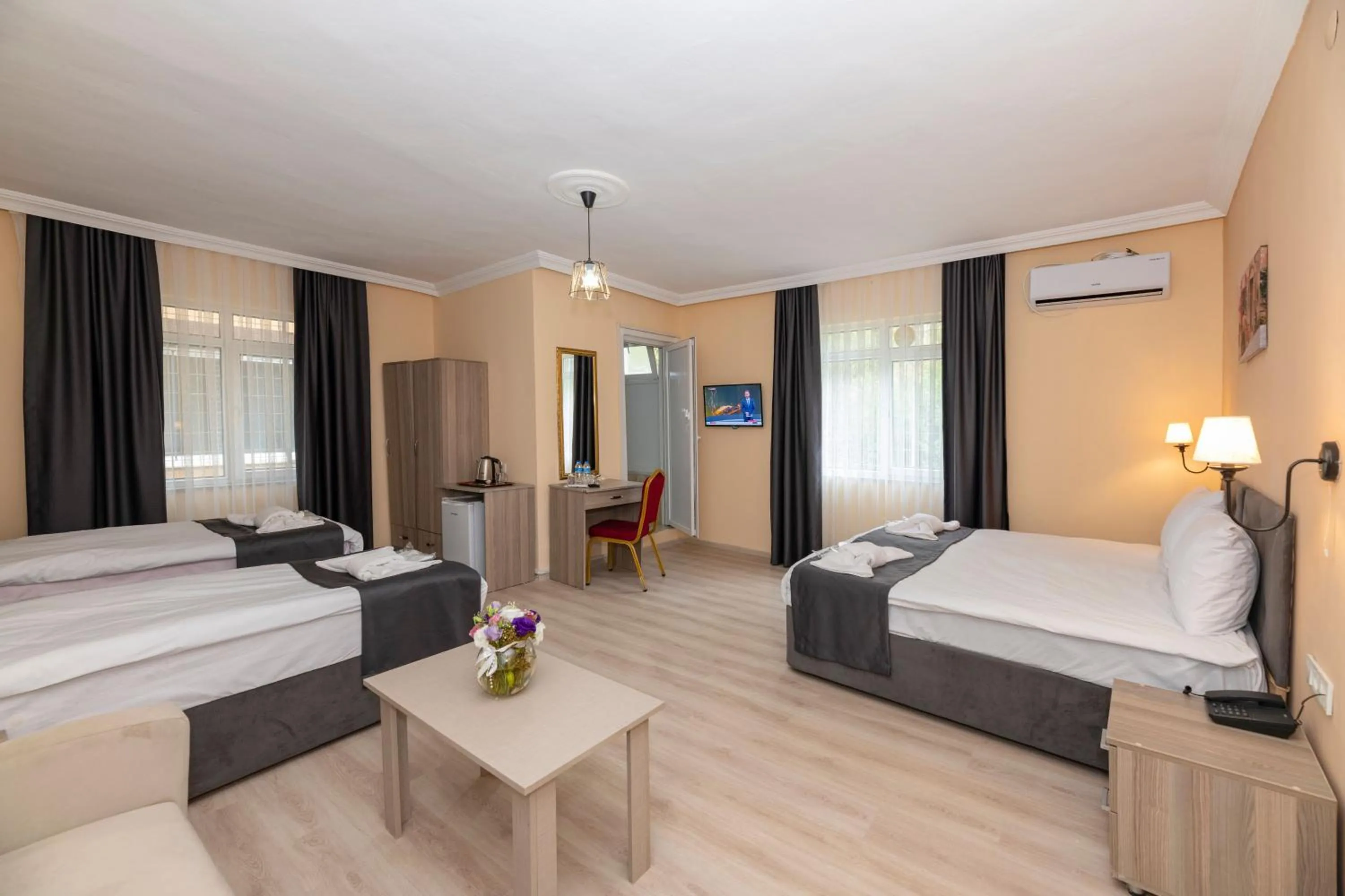 Bed in Golden Flower Pansiyon