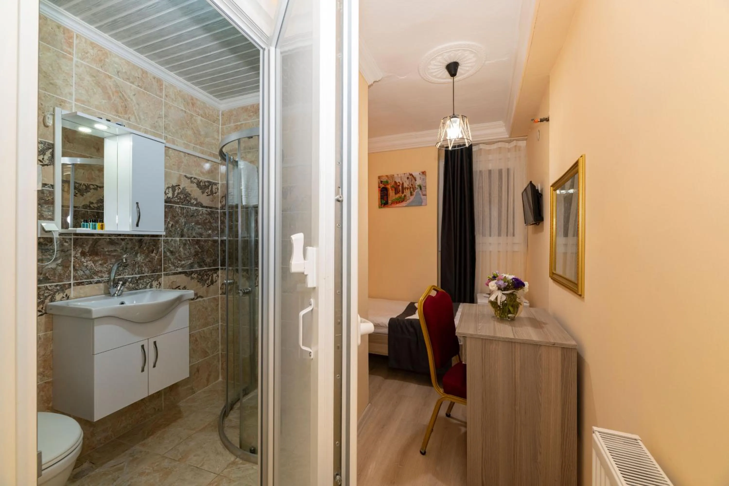 Shower in Golden Flower Pansiyon