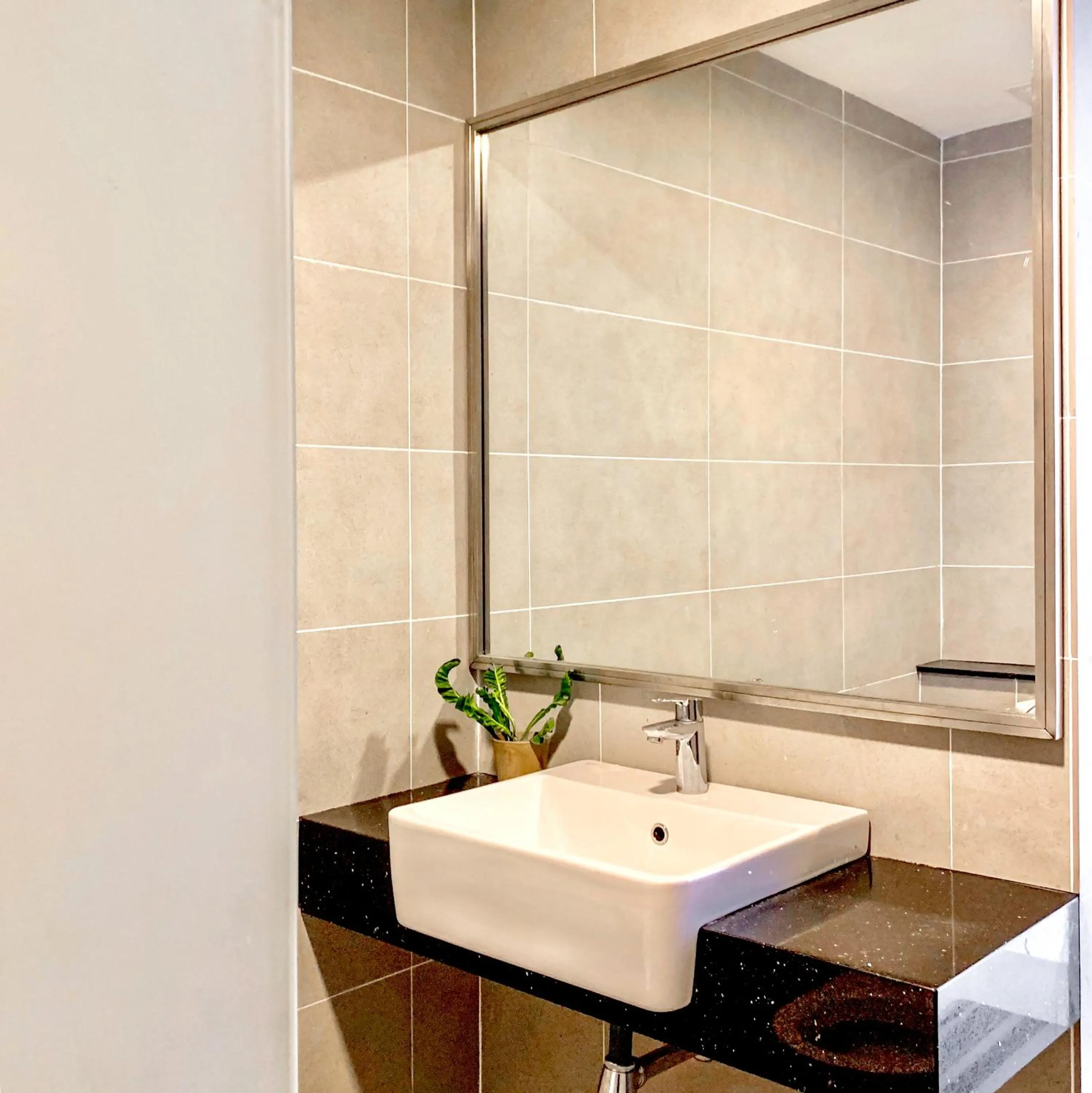 Shower in Georgetown Tropicana 218 Apartment