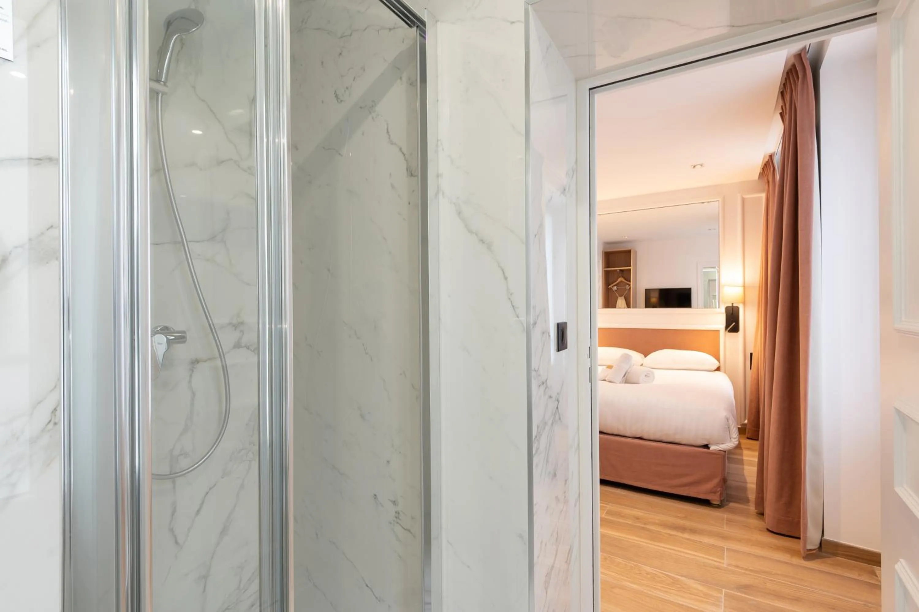 Bathroom, Bed in HOTEL AU COEUR DE REPUBLIQUE