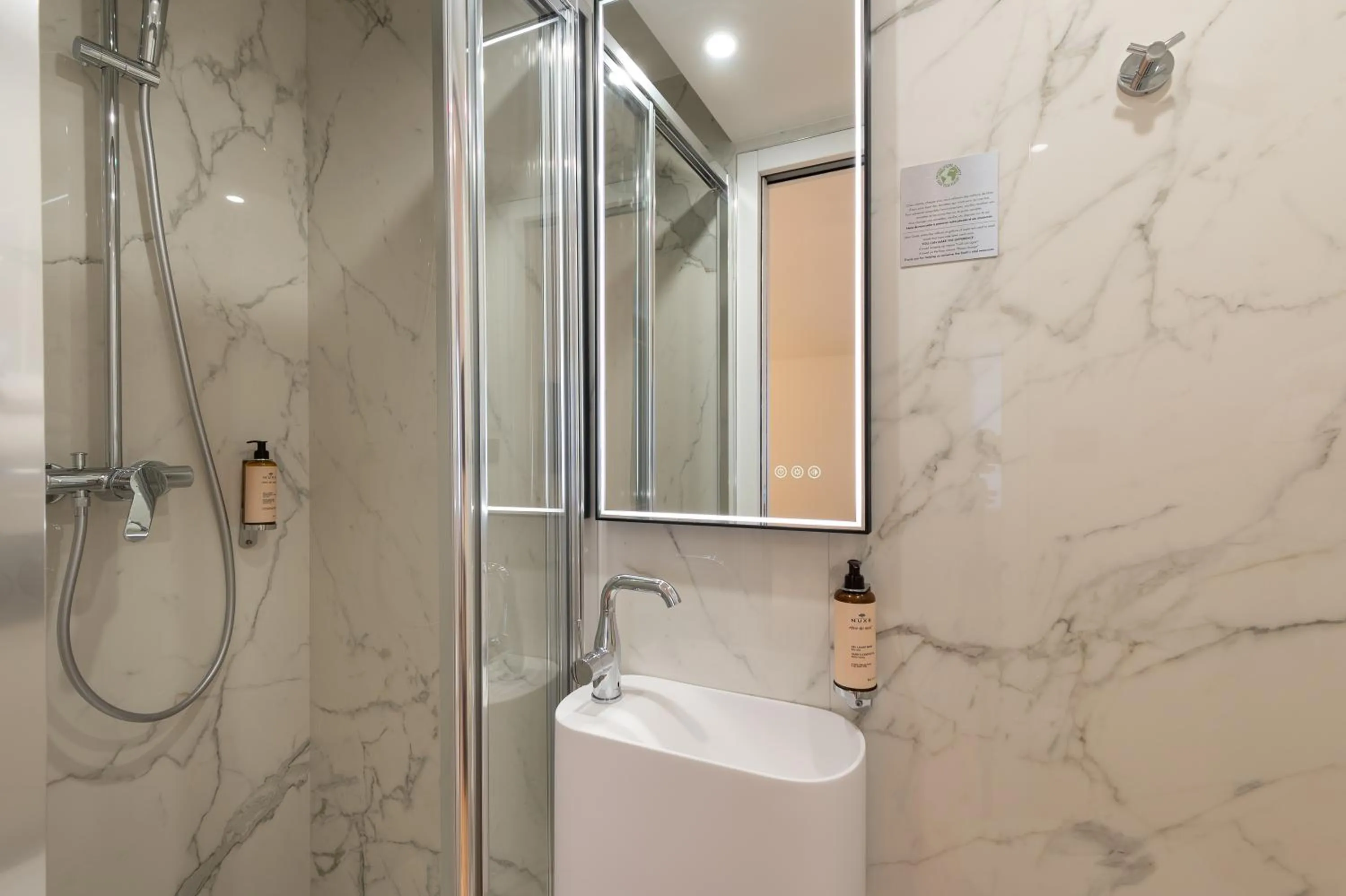 Bathroom in HOTEL AU COEUR DE REPUBLIQUE