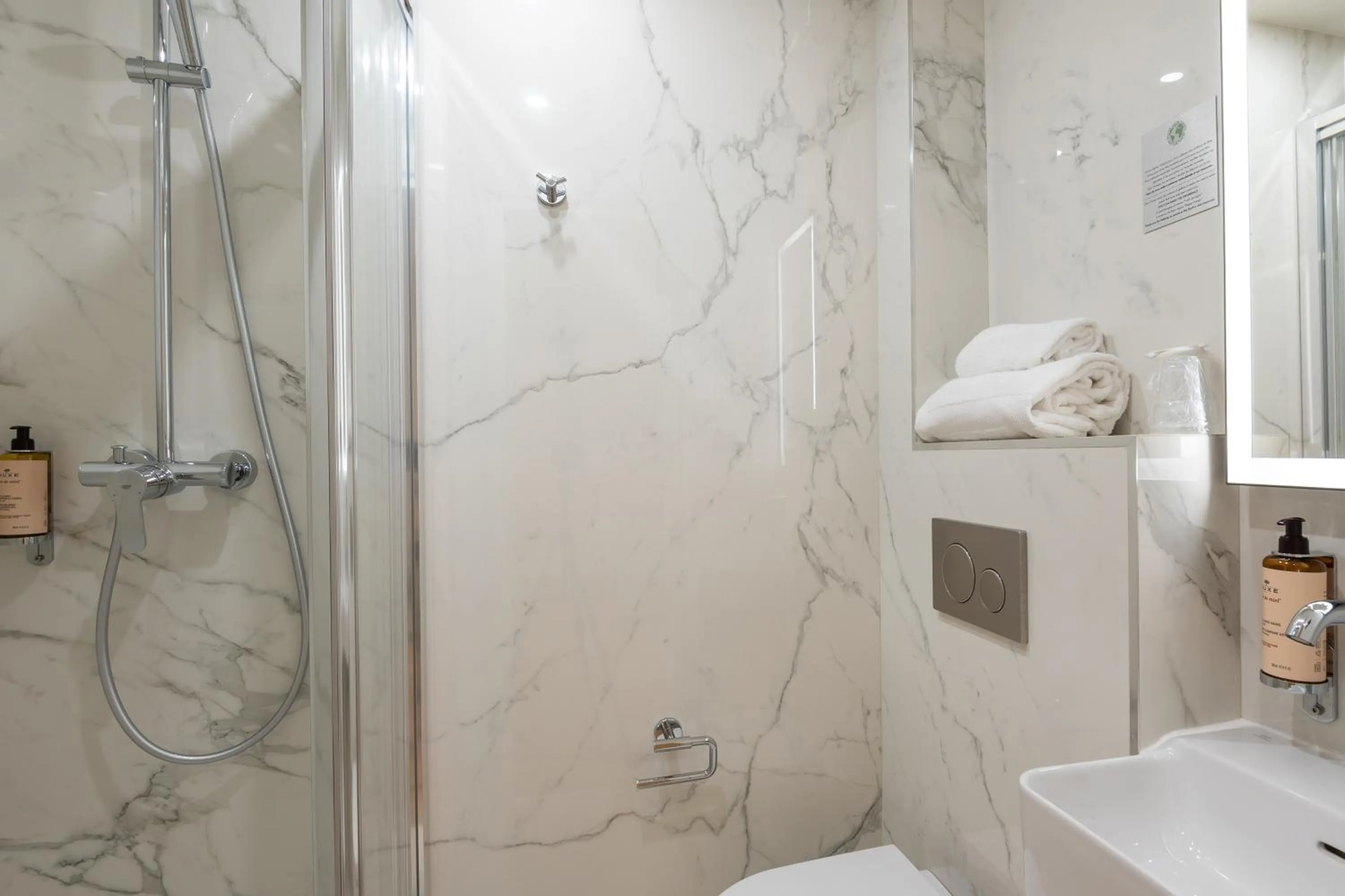 HOTEL AU COEUR DE REPUBLIQUE