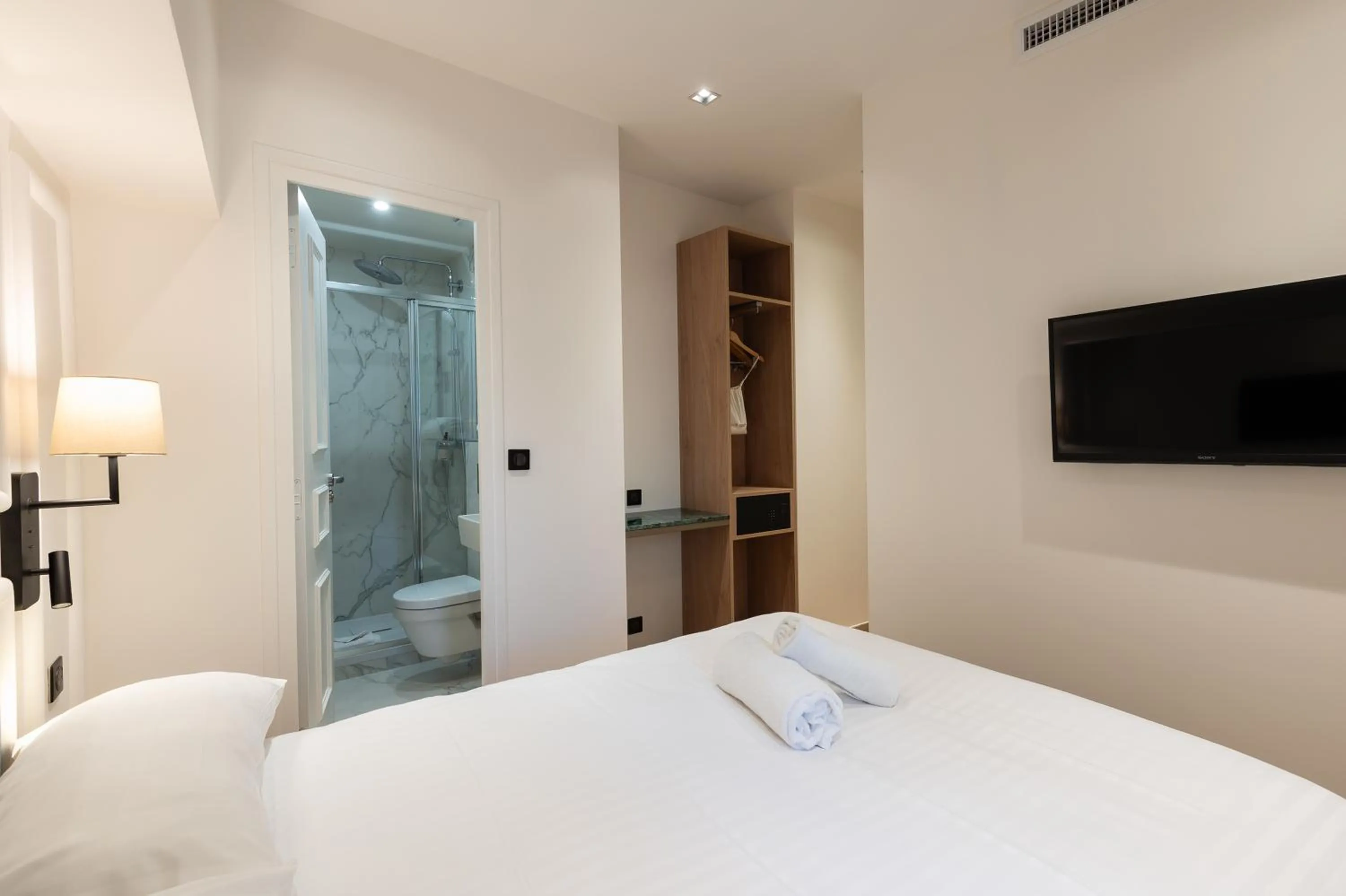 Bed in HOTEL AU COEUR DE REPUBLIQUE