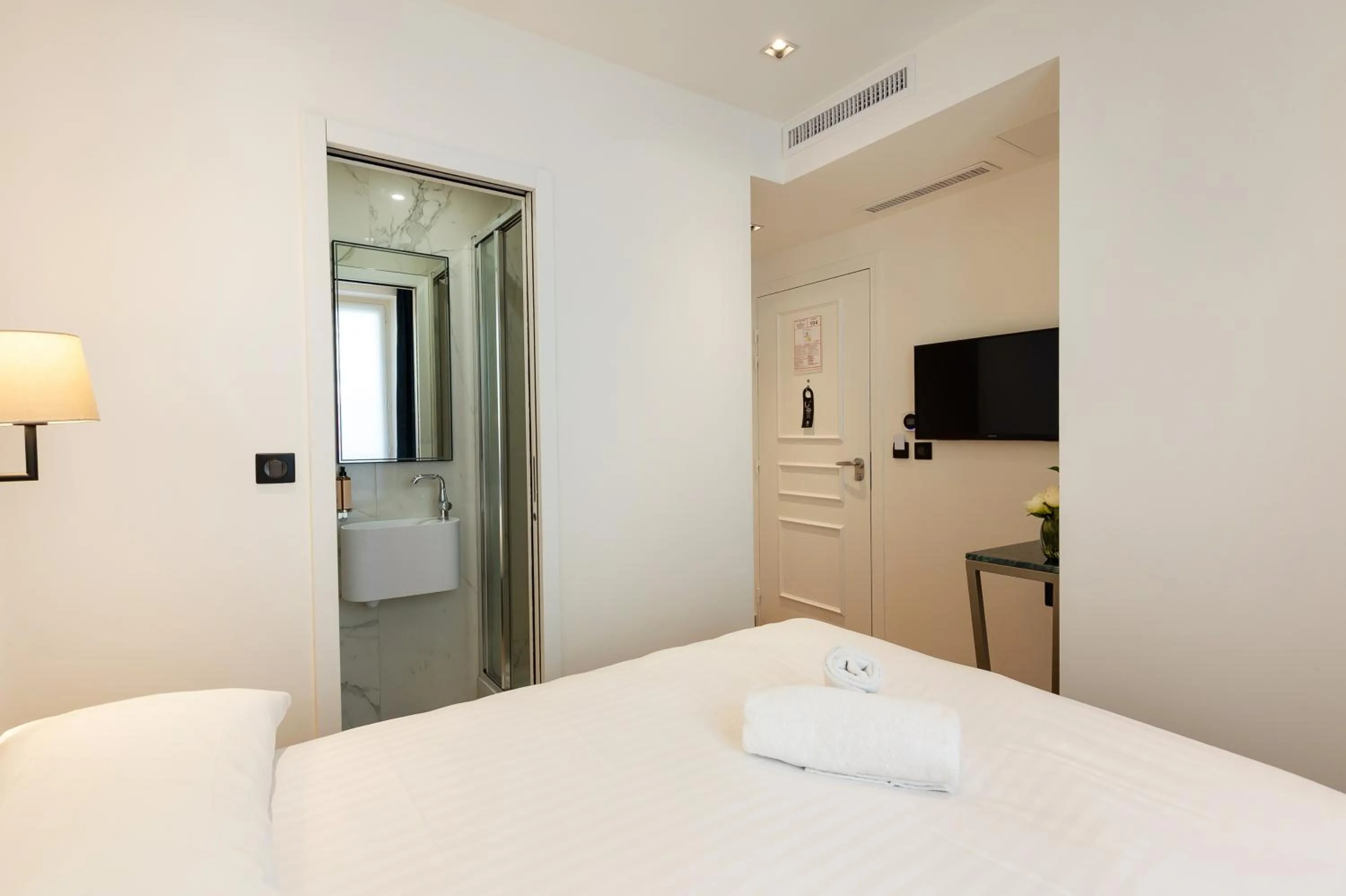 Bed in HOTEL AU COEUR DE REPUBLIQUE