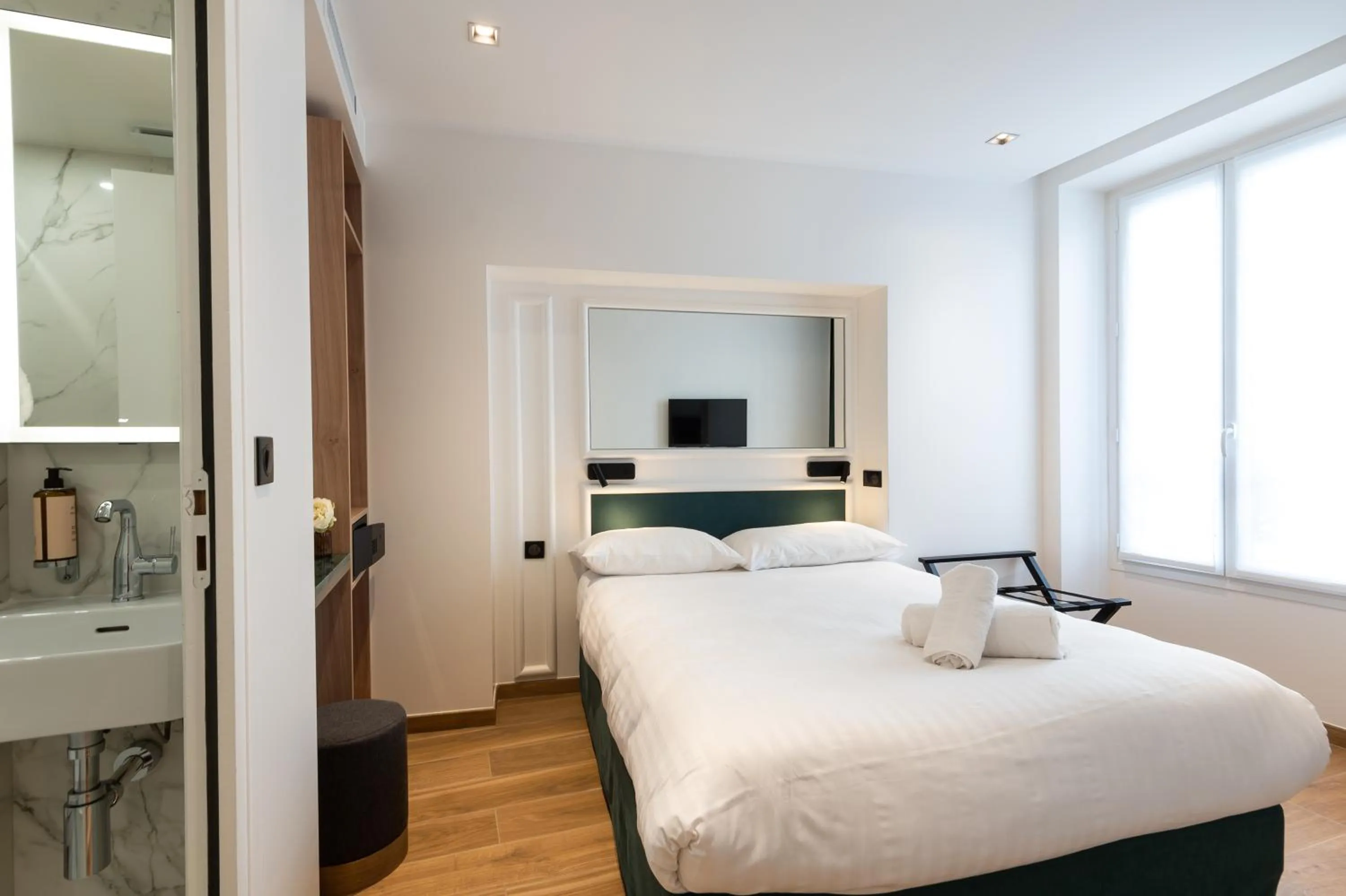 Bed in HOTEL AU COEUR DE REPUBLIQUE