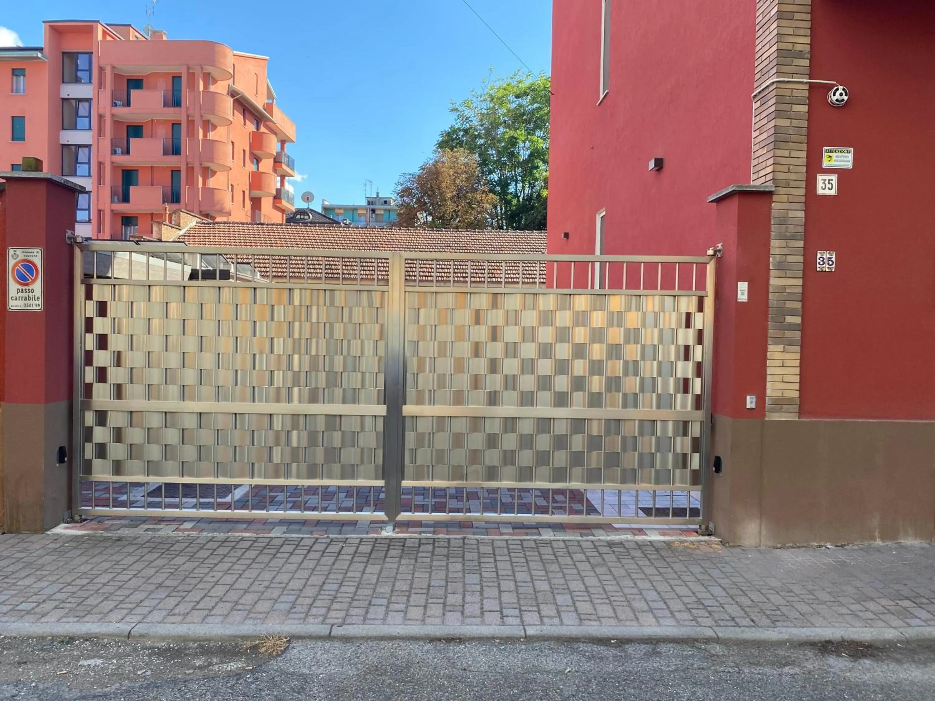 Property building in Altrentatre