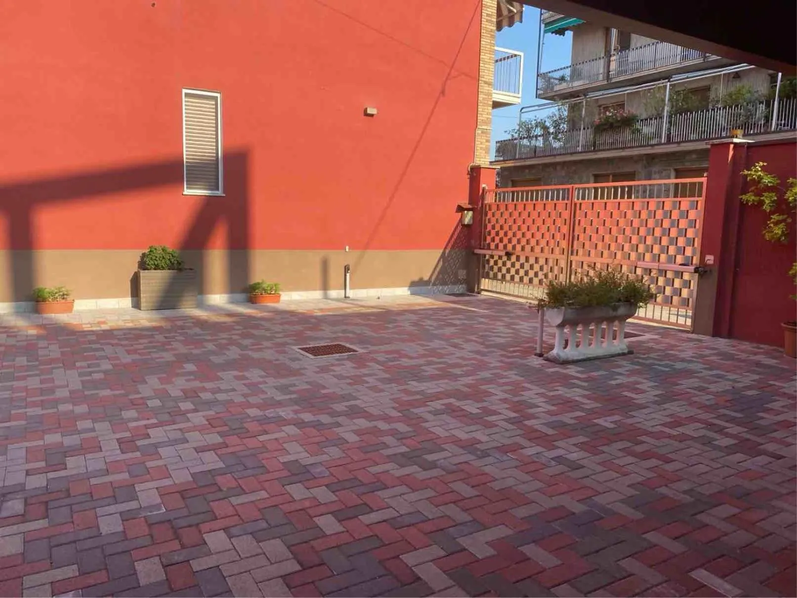 Property building in Altrentatre