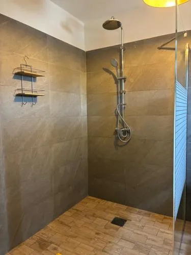 Shower in La Cabane du Pêcheur Atlantic Evasion