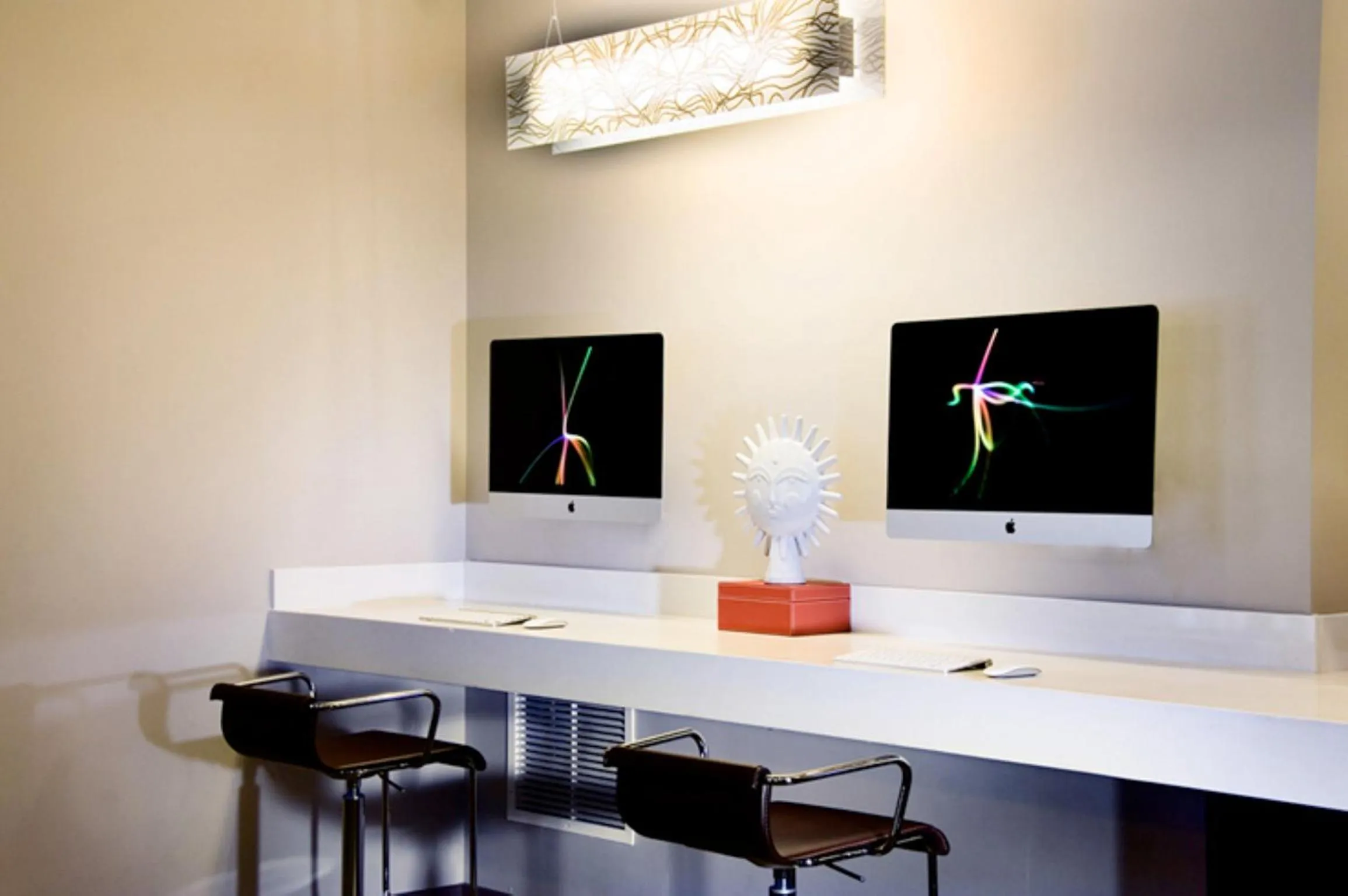 Business facilities in Global Luxury Suites East Boston