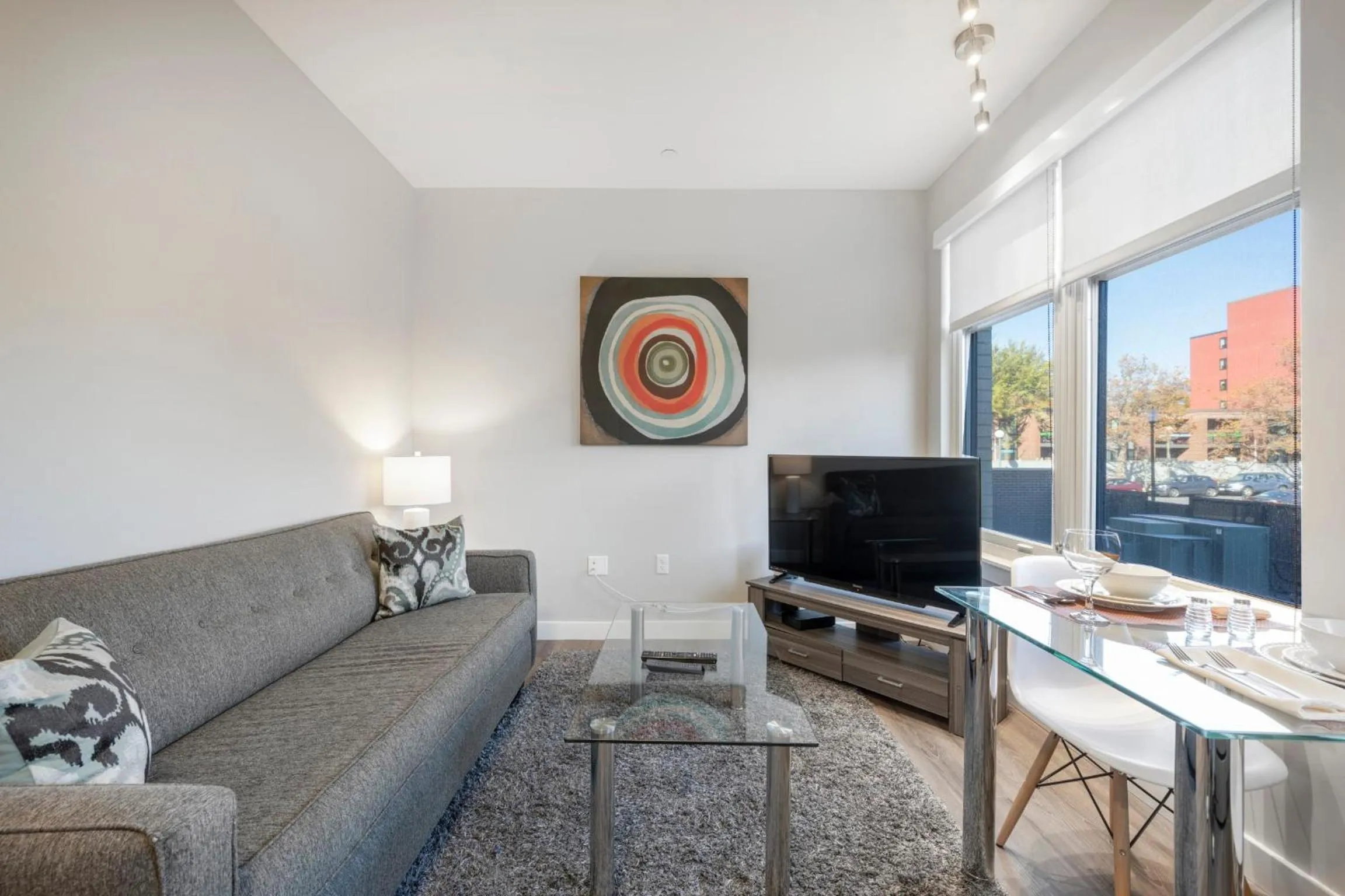 TV and multimedia in Global Luxury Suites East Boston