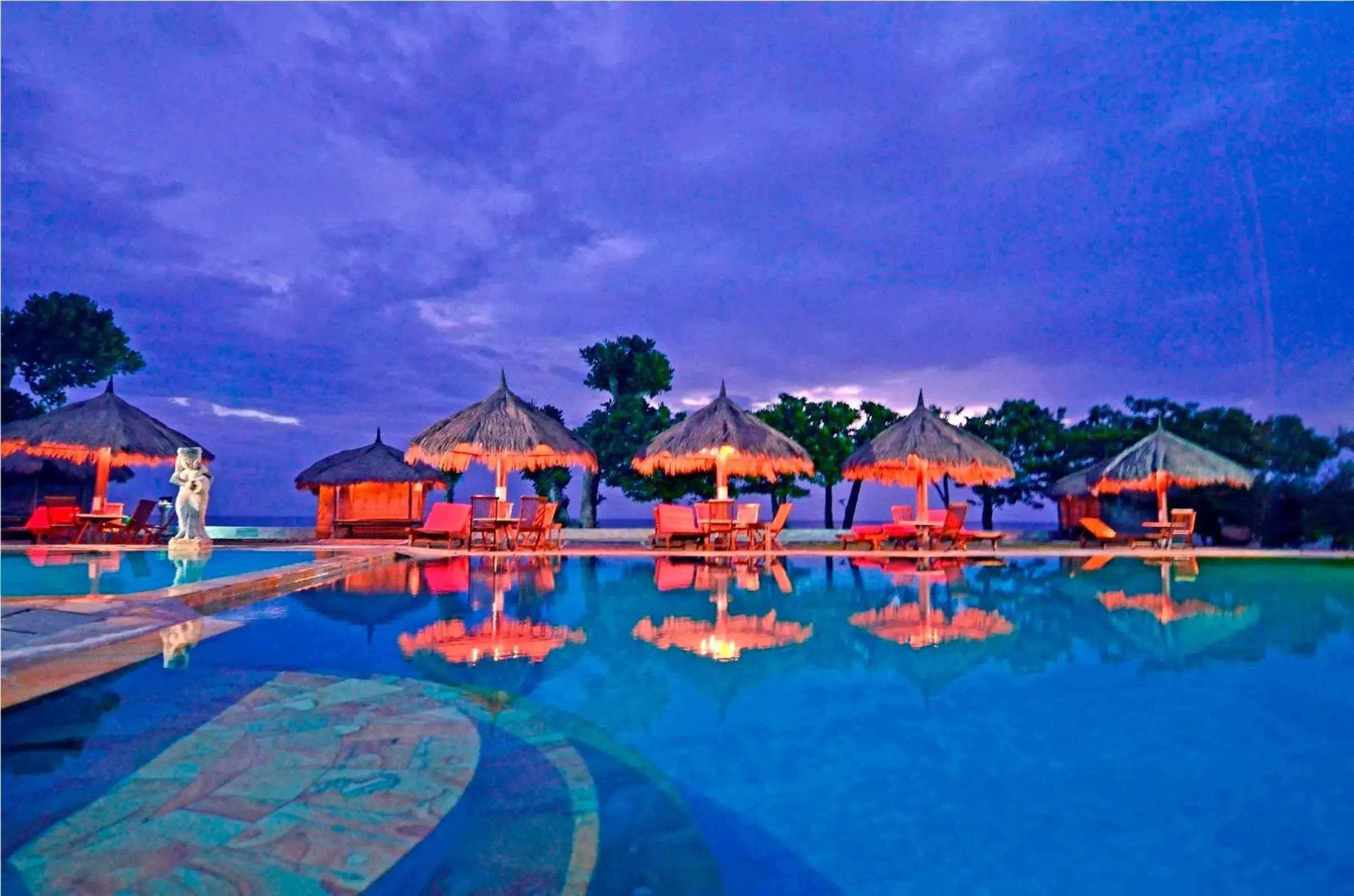 Swimming pool in Pasific Beach Cottages Swimming pool in Pasific Beach Cottages