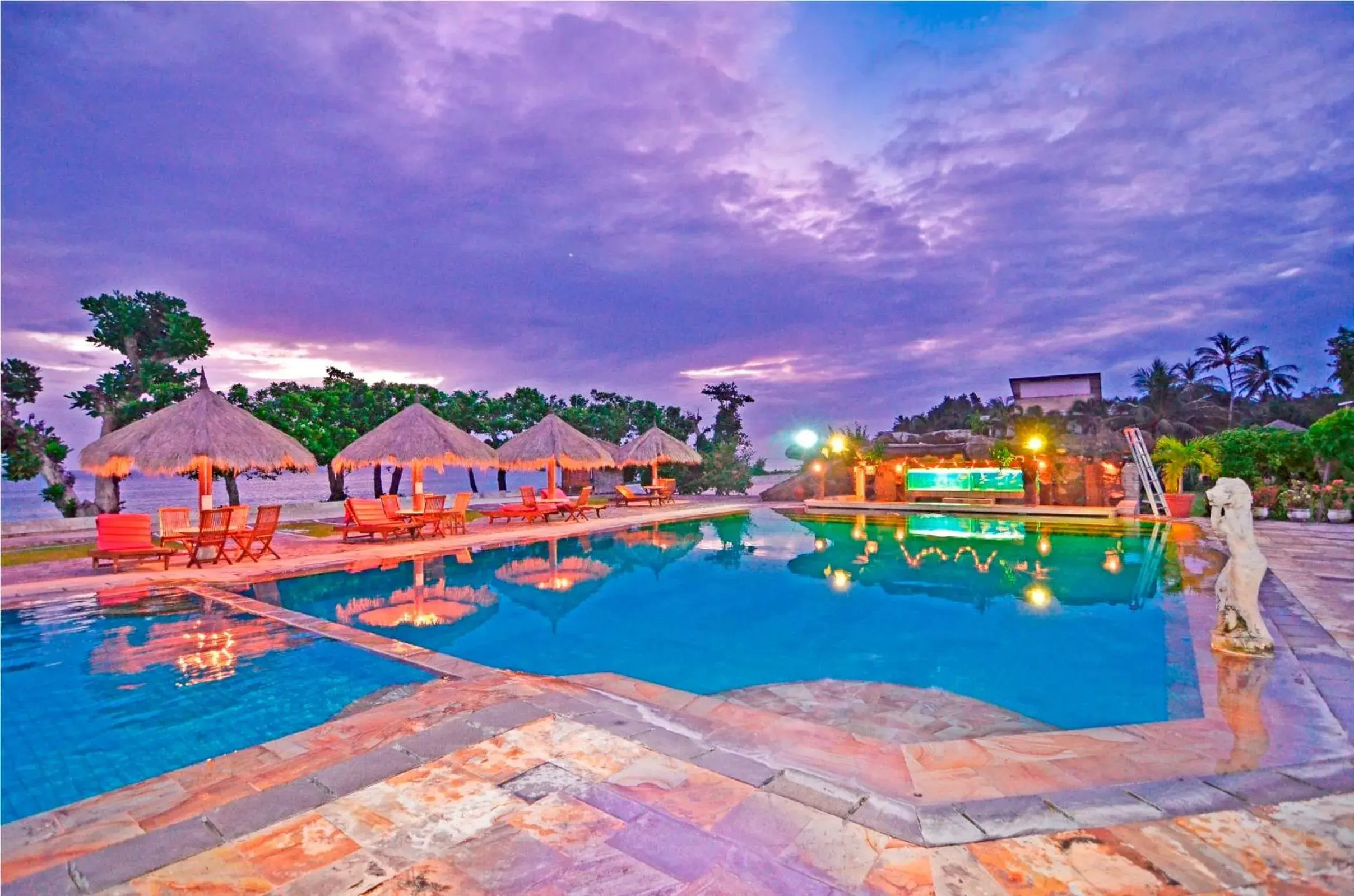 Swimming pool in Pasific Beach Cottages Swimming pool in Pasific Beach Cottages