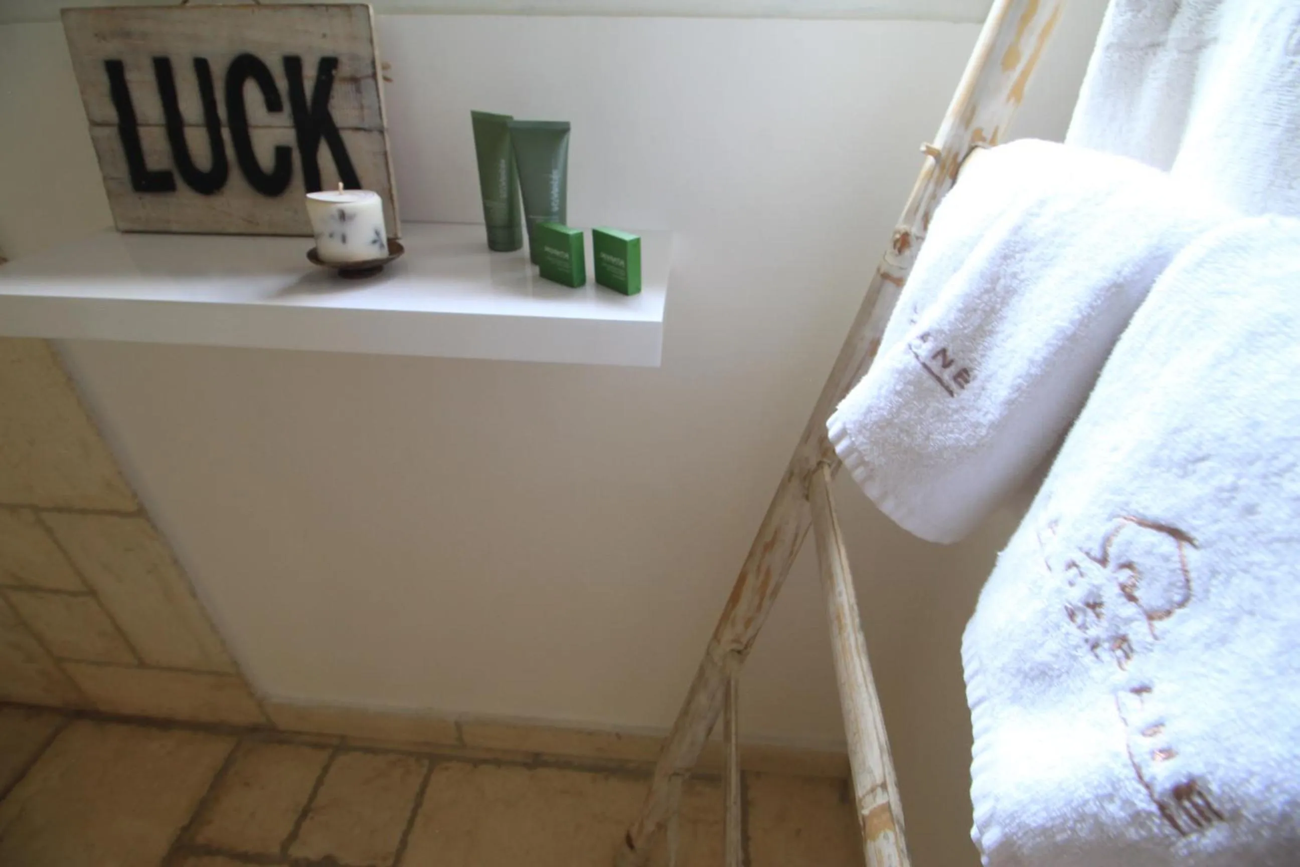 Property building, Bed in La Cabane