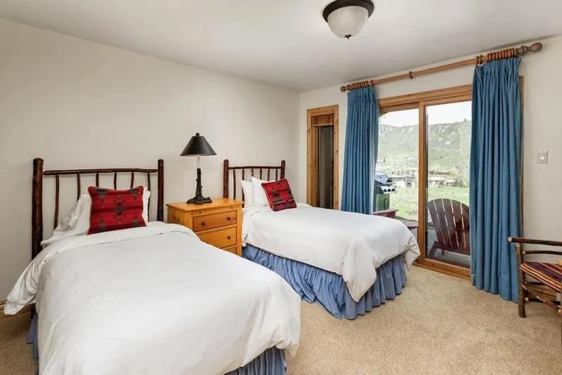 Property building, Bed in Snowmass Woodrun V 4 Bedroom Ski In, Ski Out Mountain Residence In The Heart Of Snowmass Village