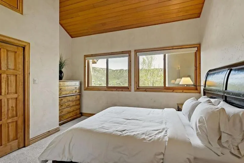 Living room, Bed in Snowmass Woodrun V 4 Bedroom Ski In, Ski Out Mountain Residence In The Heart Of Snowmass Village