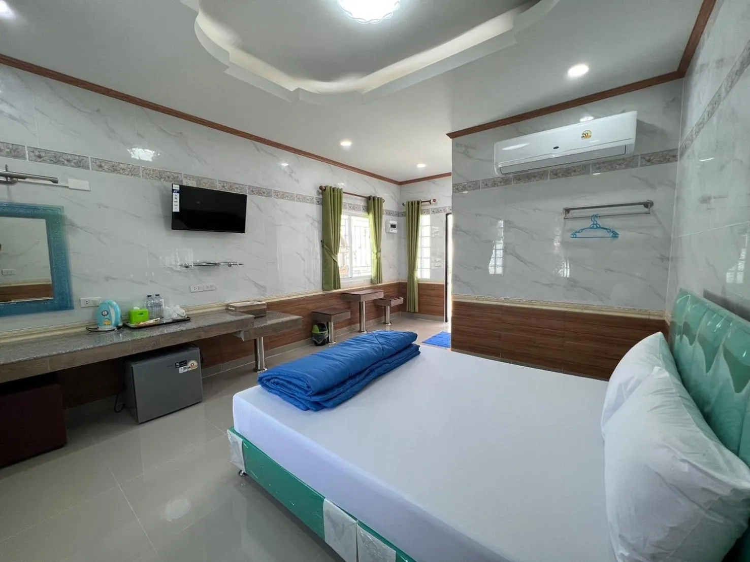 Photo of the whole room, Bed in Bualuang HOTEL