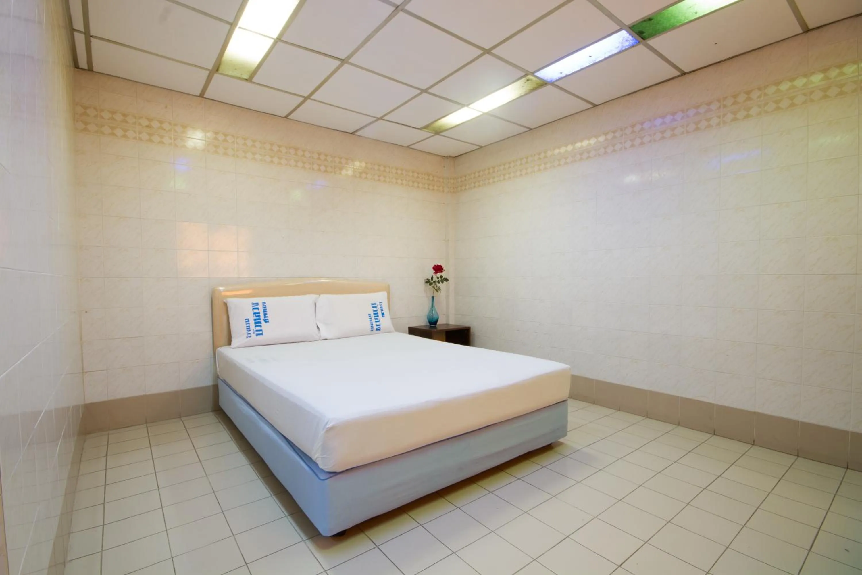 Bedroom, Bed in Bualuang HOTEL