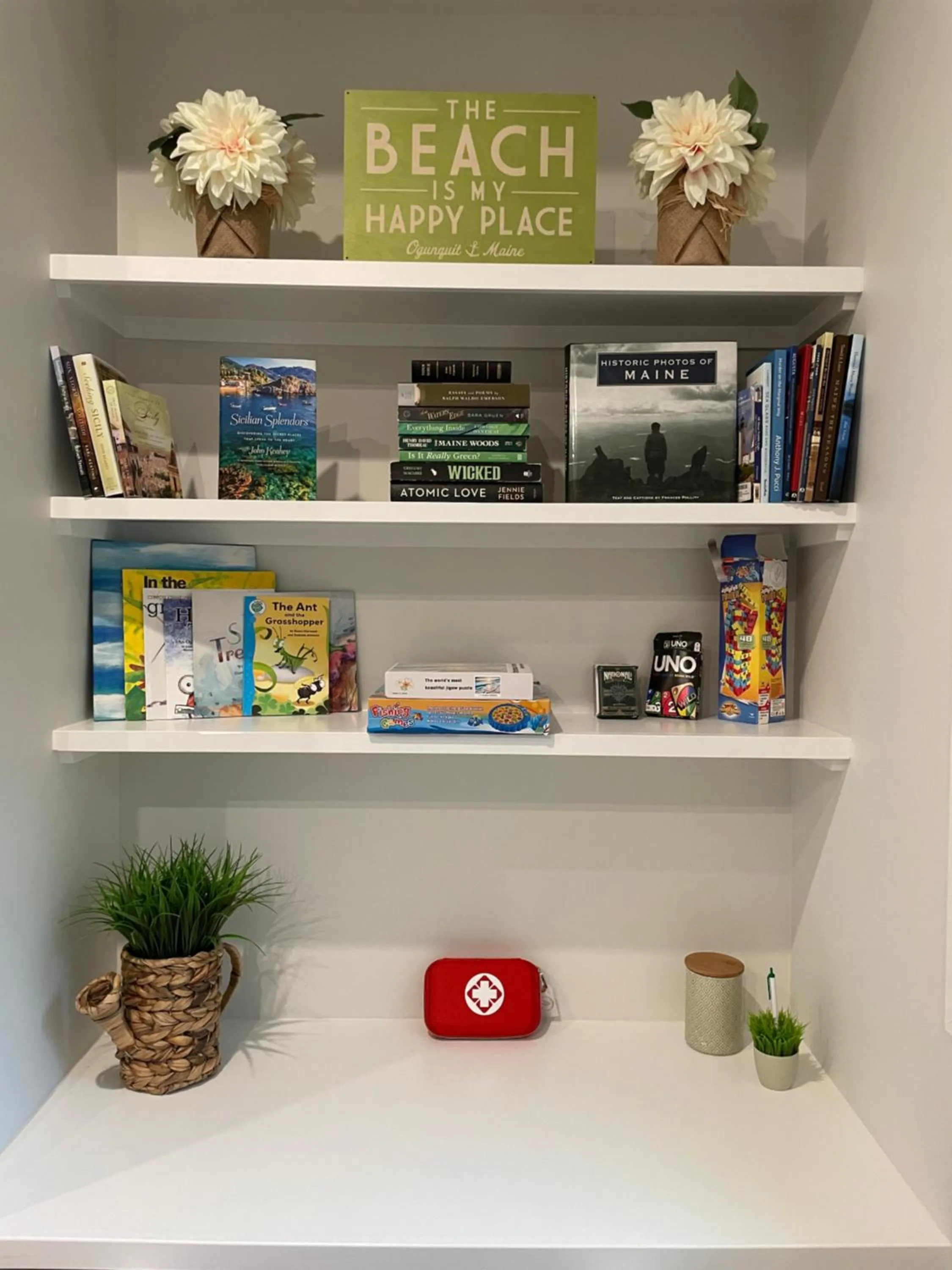 Library in Grasshopper Inn