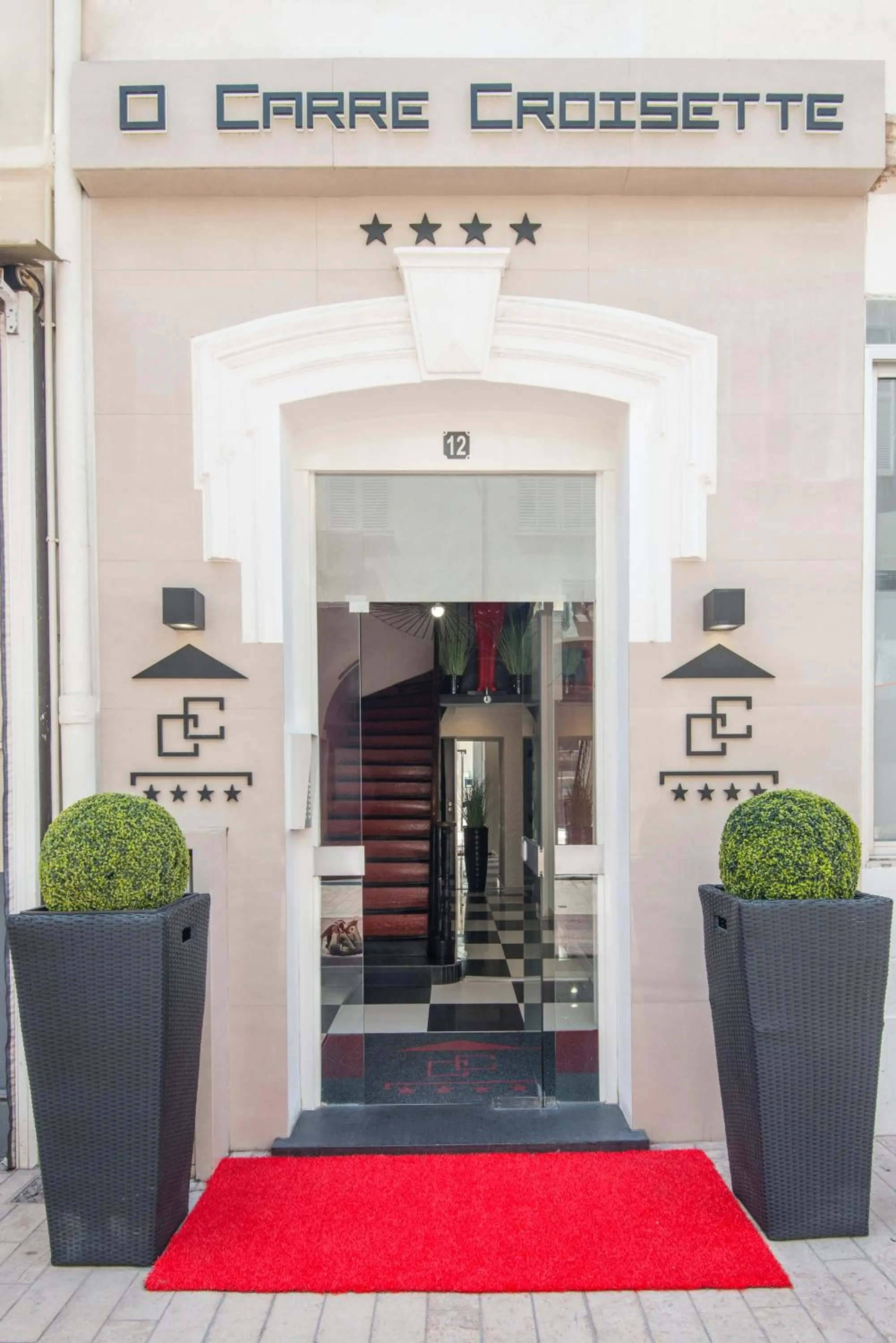 Facade/entrance in O Carré Croisette Cannes