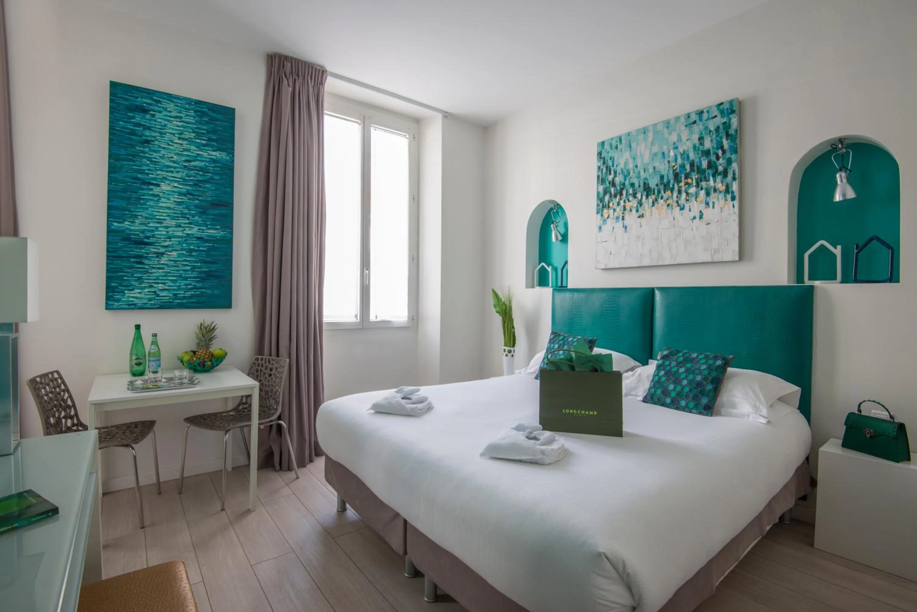 Photo of the whole room, Bed in O Carré Croisette Cannes