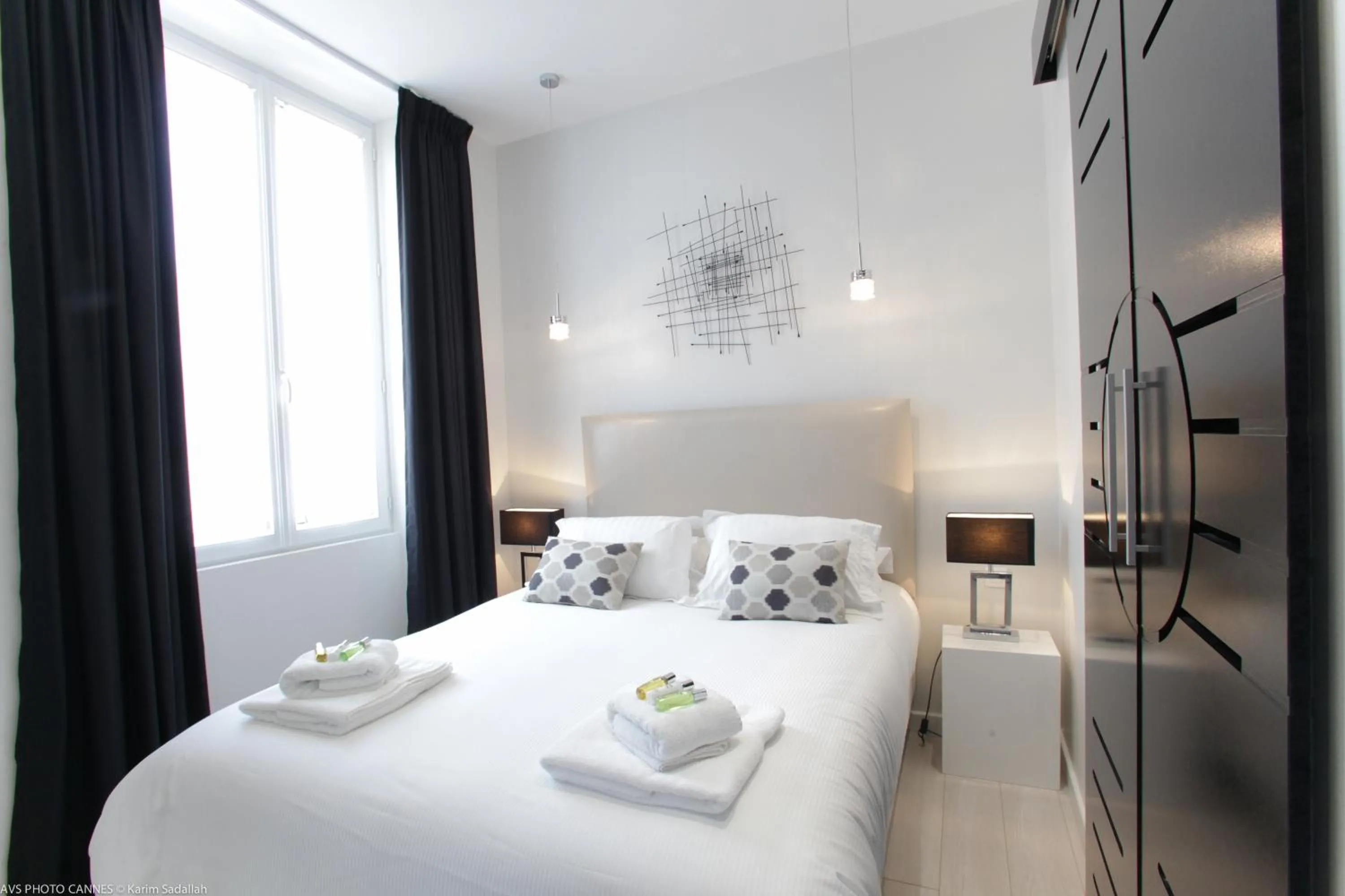 Photo of the whole room, Bed in O Carré Croisette Cannes