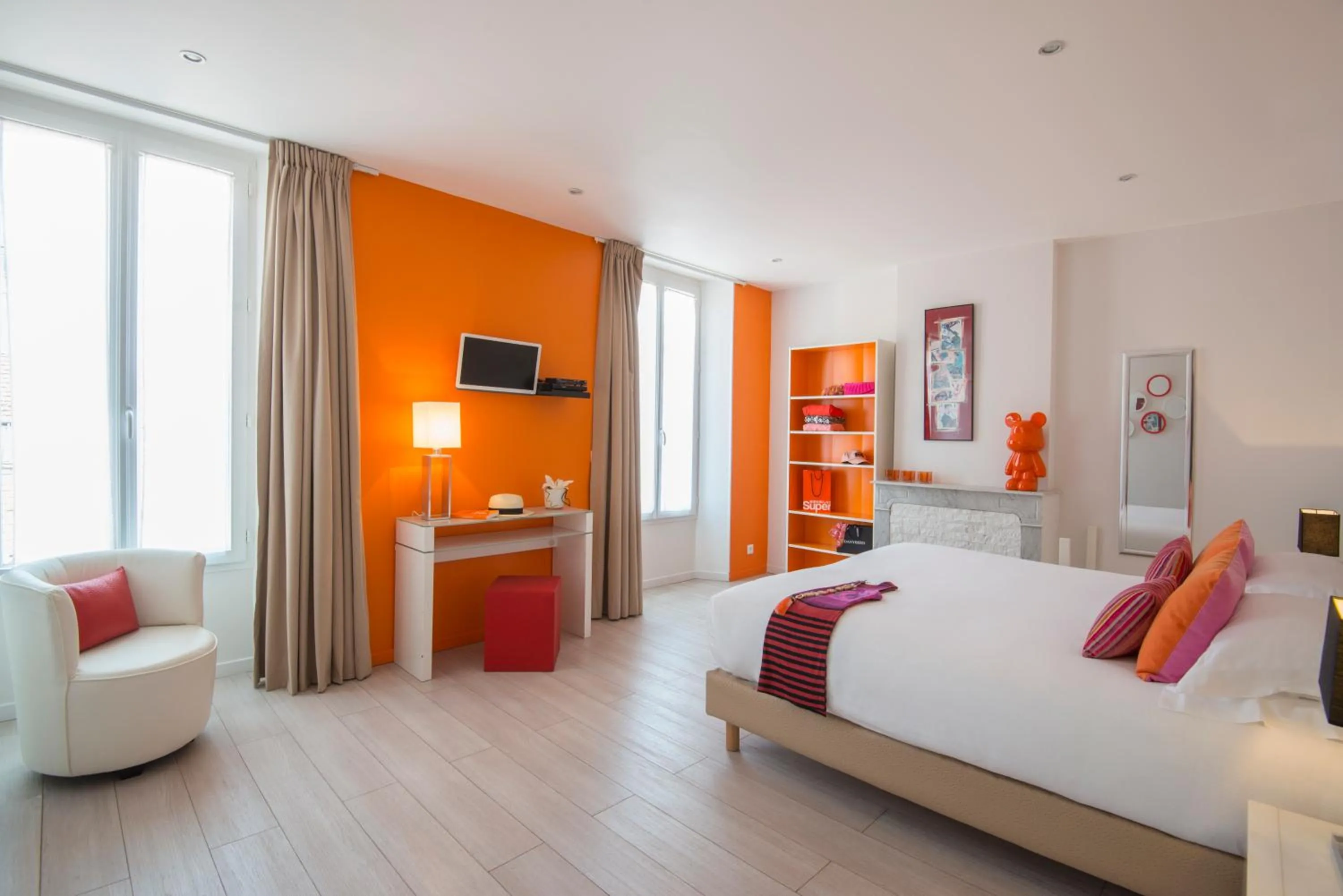 Photo of the whole room, Bed in O Carré Croisette Cannes