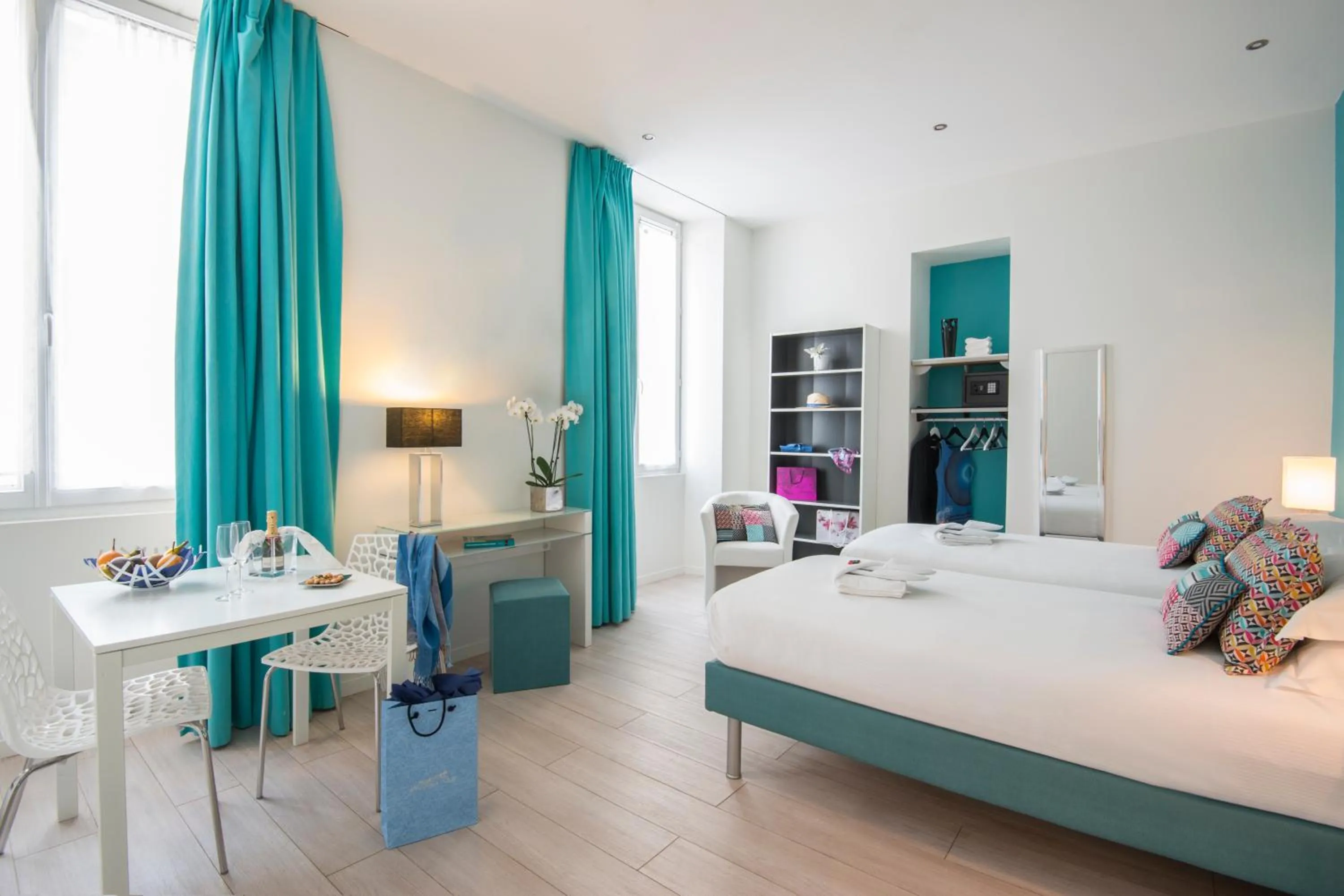 Photo of the whole room, Bed in O Carré Croisette Cannes